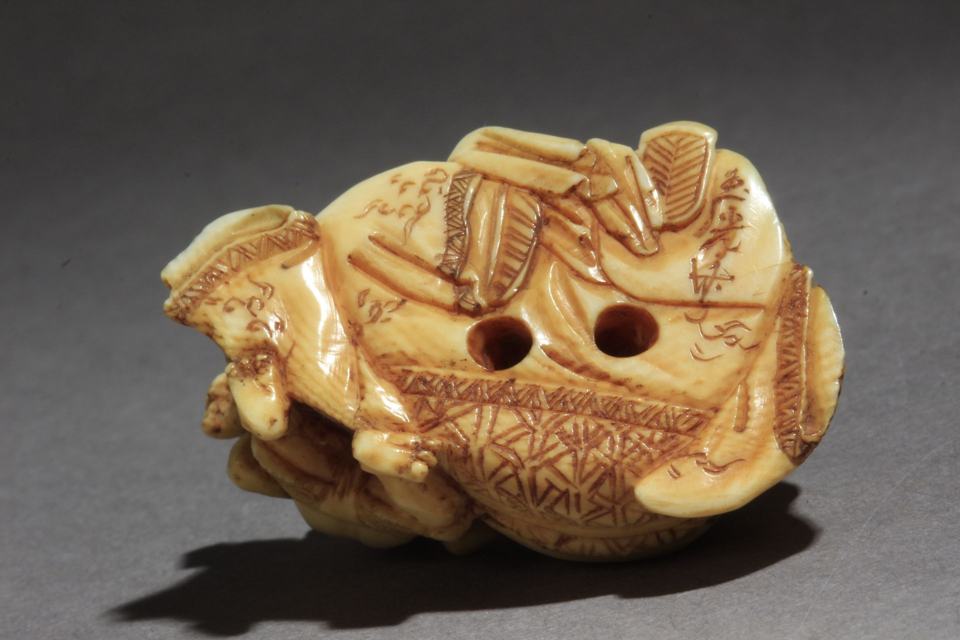 A mid 19th century Japanese netsuke from Edo period - Image 7 of 9