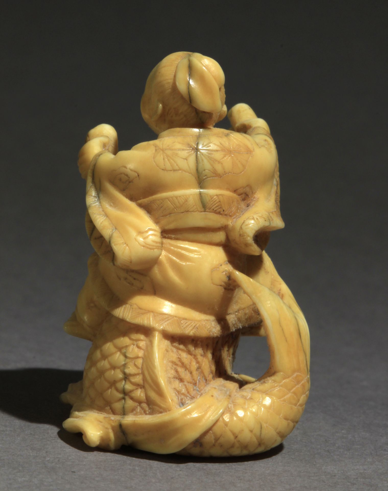 A 19th century Japanese netsuke from Meiji period - Image 4 of 8