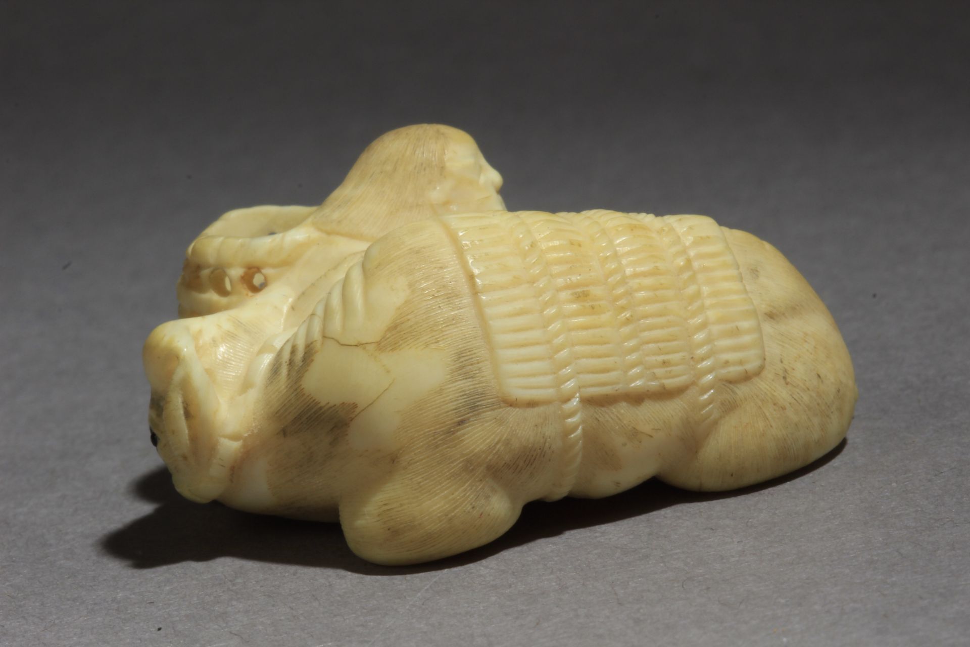 A 19th century Japanese netsuke from Meiji period - Image 3 of 6