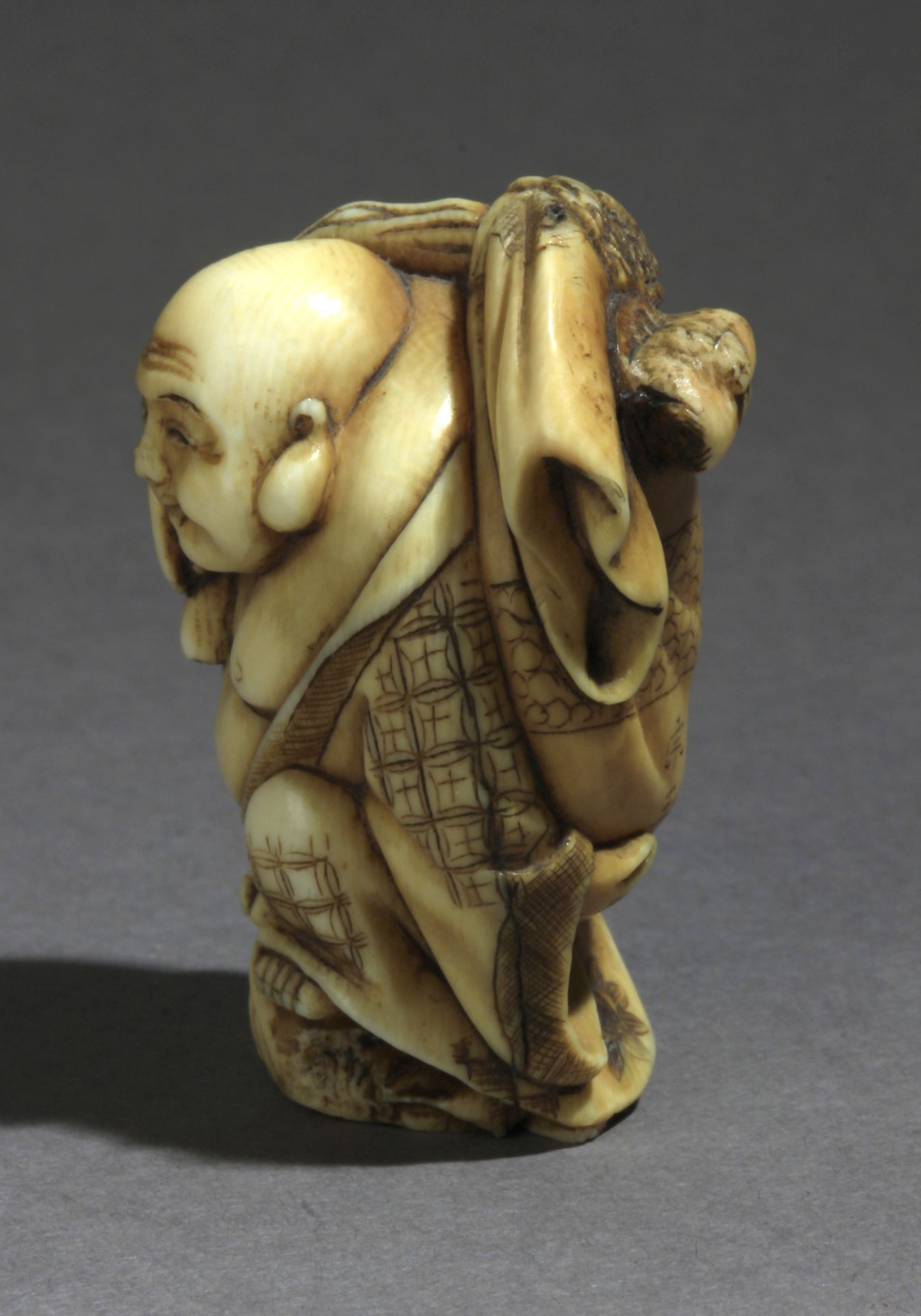 A 19th century Japanese netsuke from Meiji period - Image 2 of 7