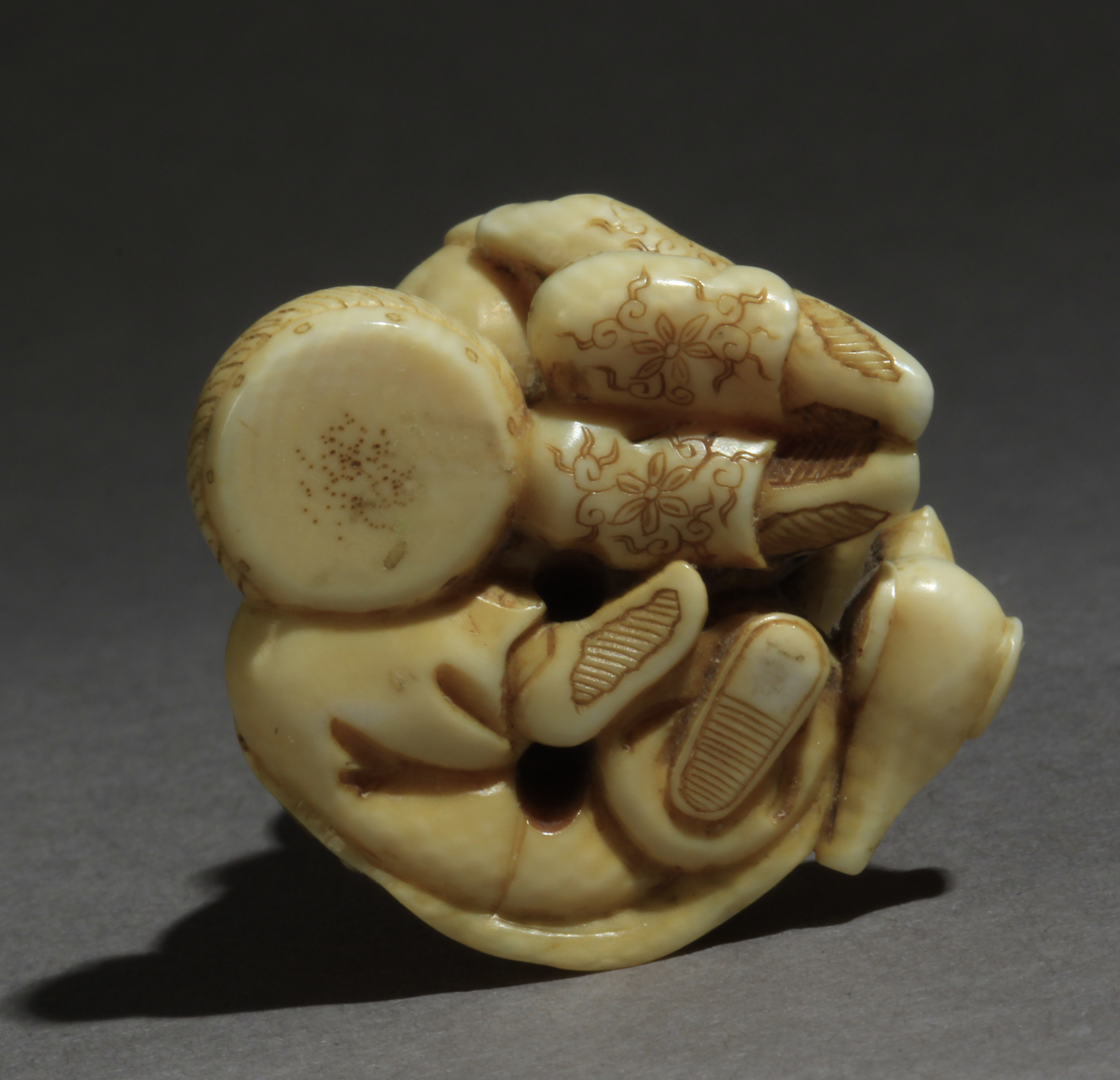 A mid 19th century Japanese netsuke from Edo-Meiji period - Image 8 of 9