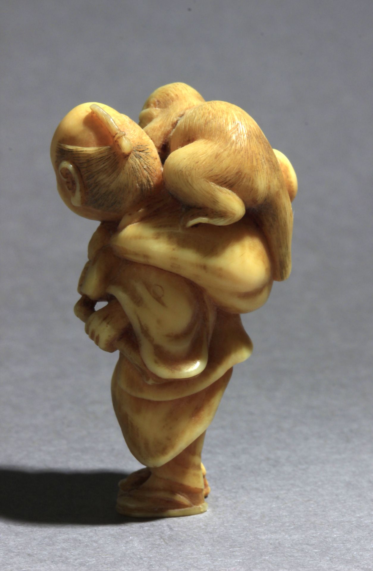 A mid 19th century Japanese netsuke from Edo period - Image 4 of 8