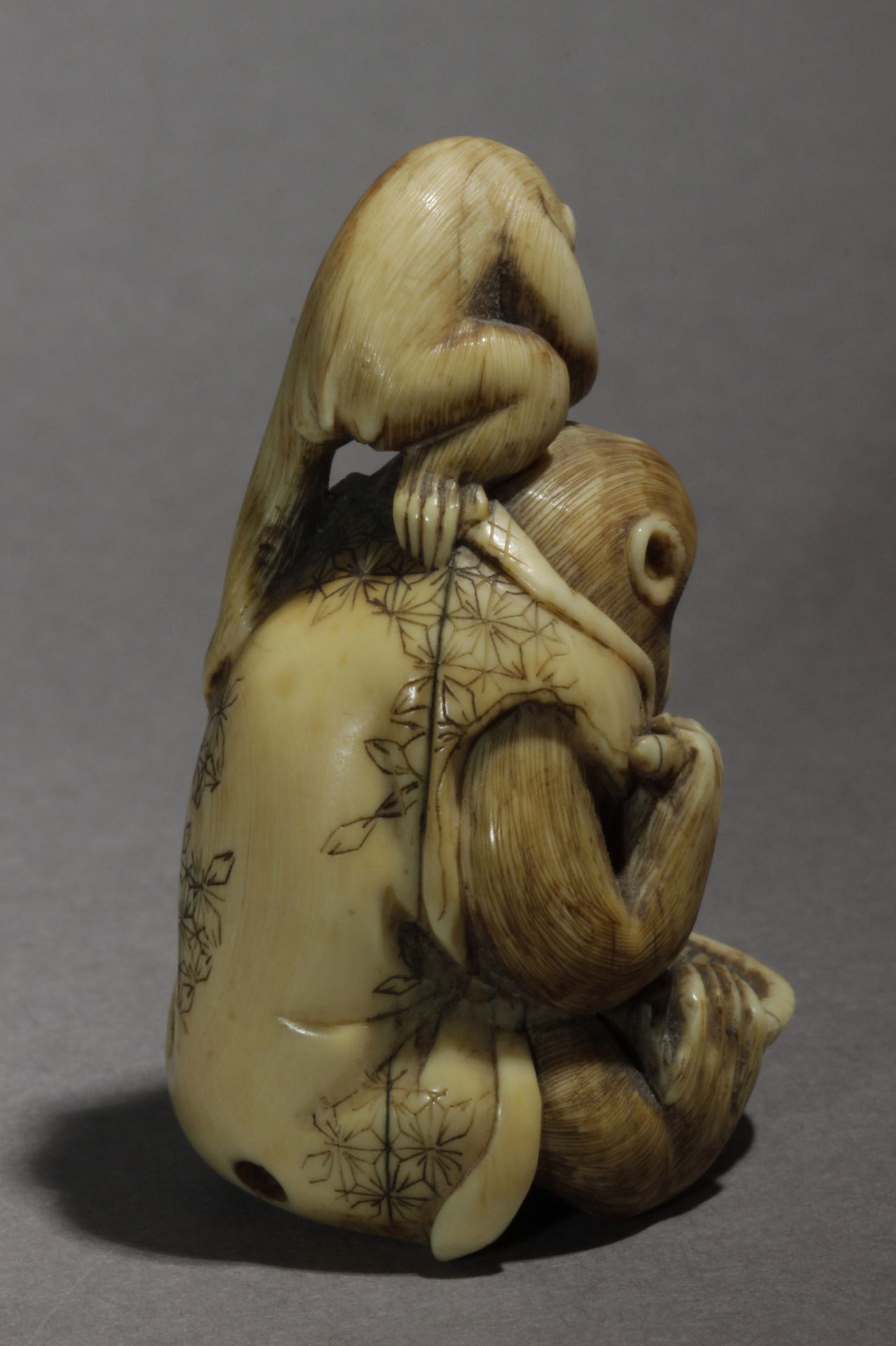 A Japanese netsuke from Edo period circa 1825-1850 - Bild 5 aus 8