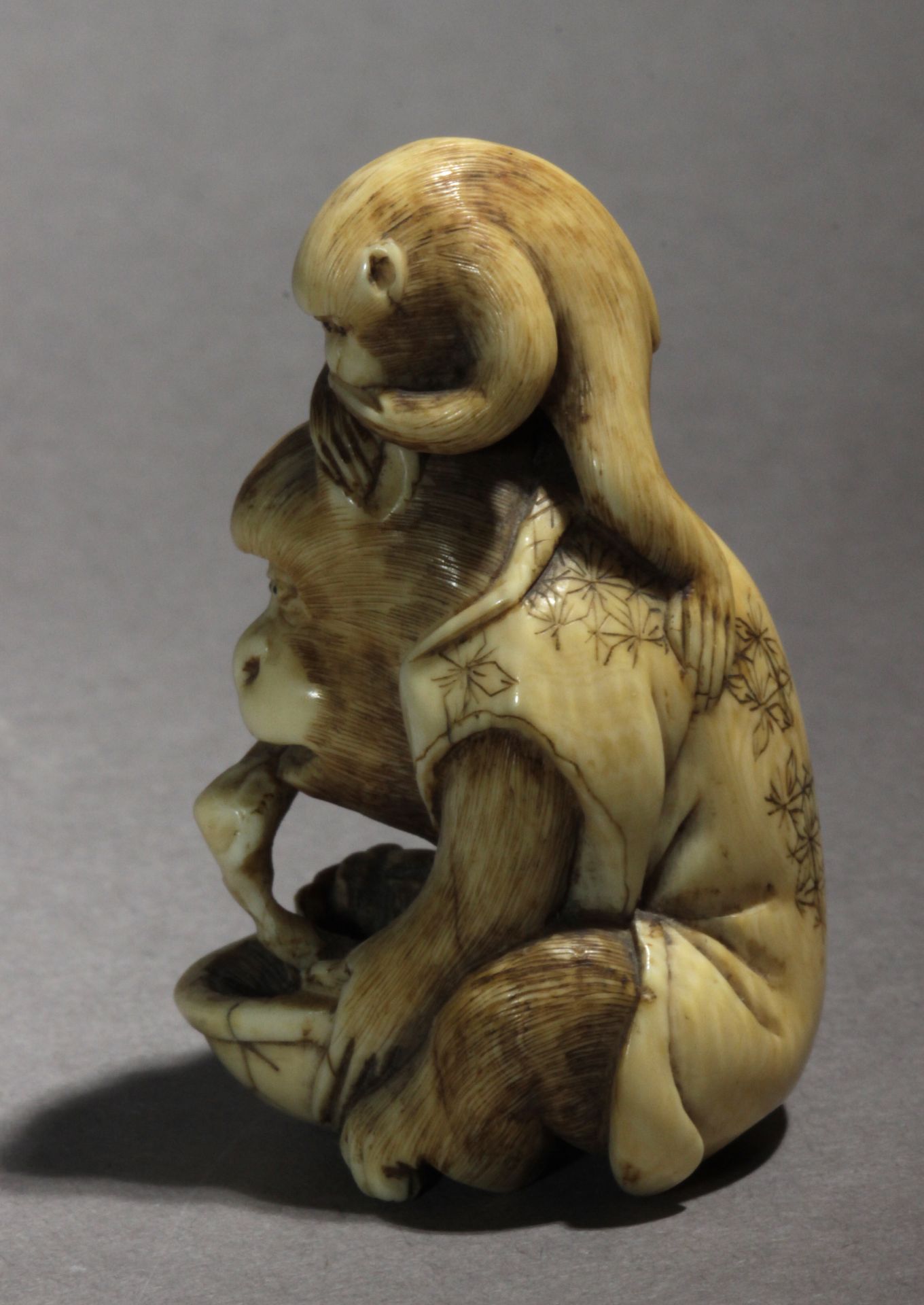 A Japanese netsuke from Edo period circa 1825-1850 - Bild 3 aus 8