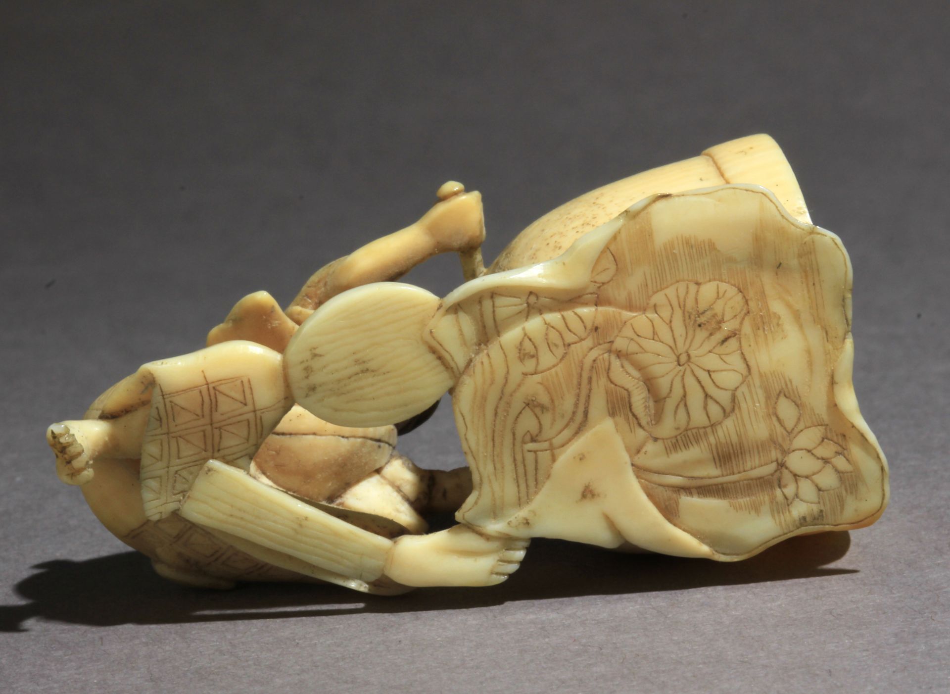 A mid 19th century netsuke-okimono from Edo-Meiji period - Bild 7 aus 7