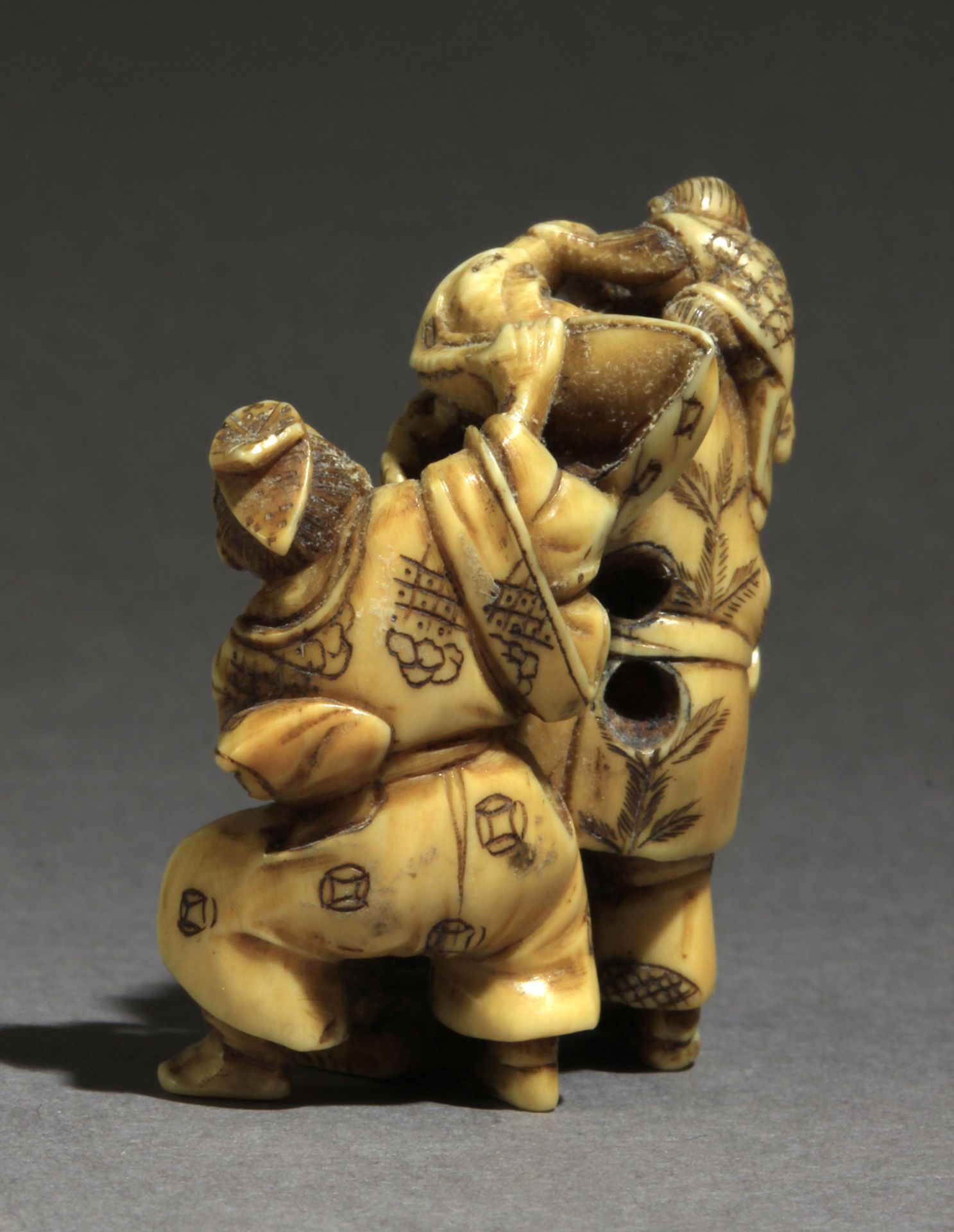 A mid 19th century Japanese netsuke from Edo-Meiji period - Image 3 of 4