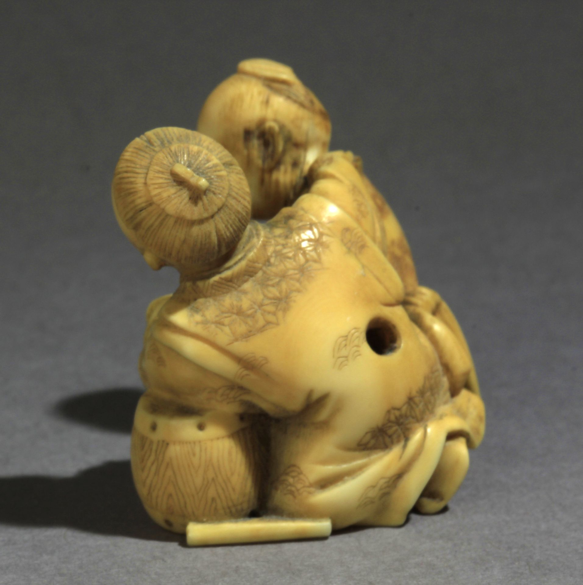 A mid 19th century Japanese netsuke from Meiji period - Bild 3 aus 8