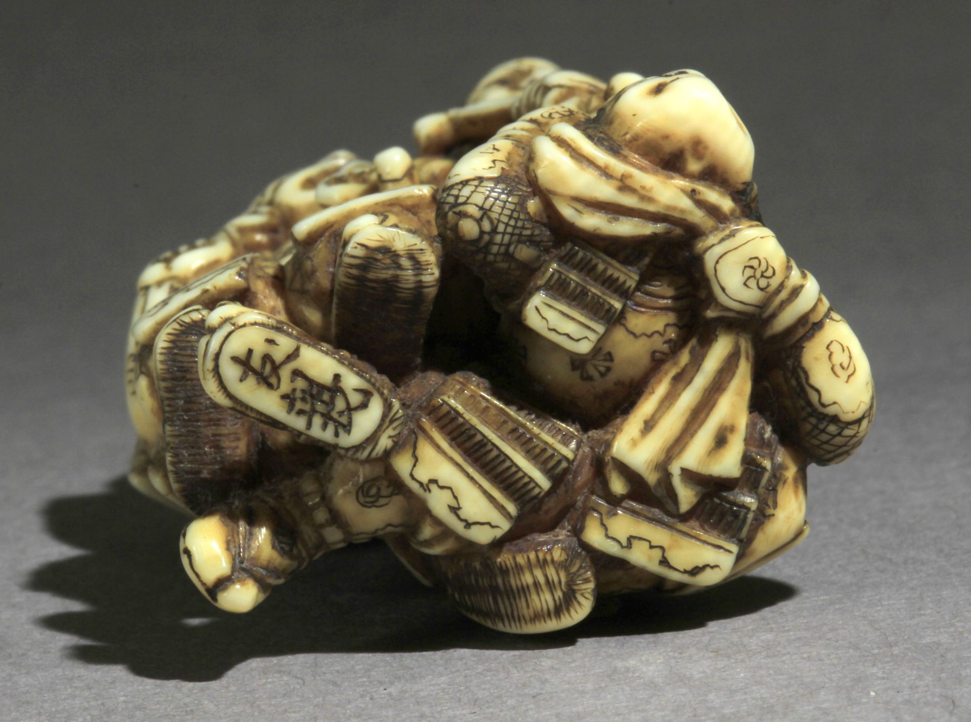 A 19th century Japanese netsuke - Image 6 of 7