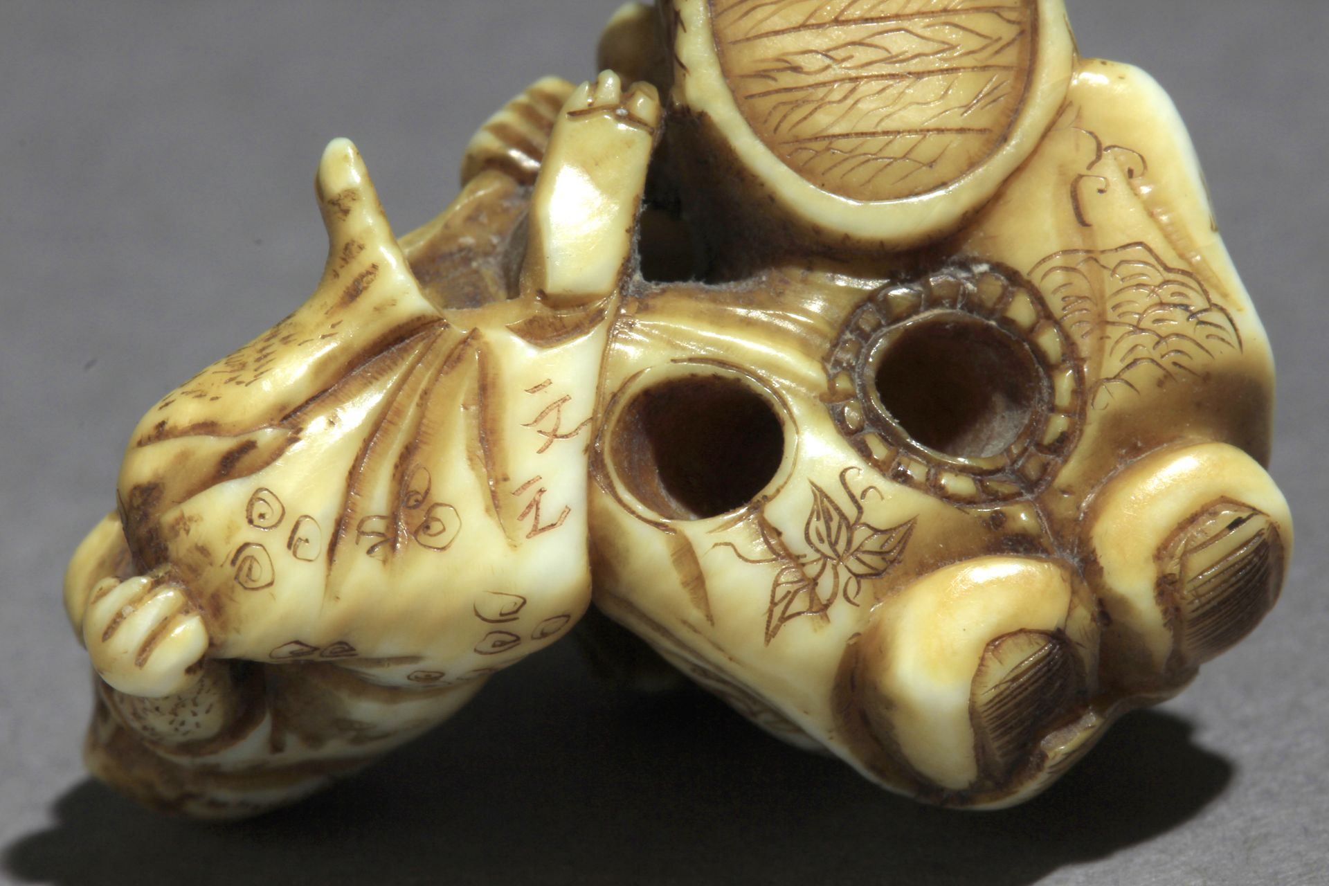 An early 20th century Japanese netsuke from Meiji period - Image 7 of 7