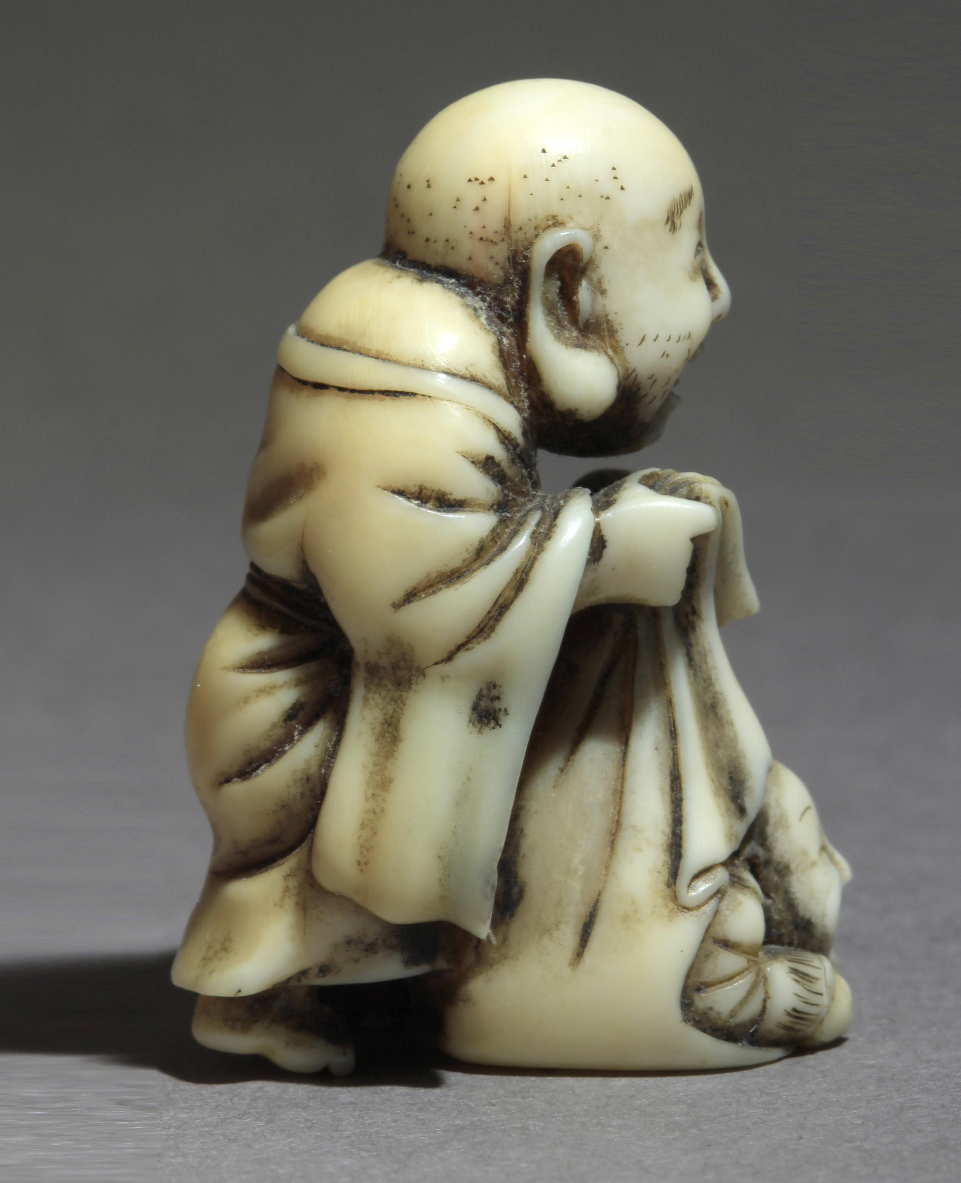 A mid 19th century Japanese netsuke from Meiji period - Image 6 of 8