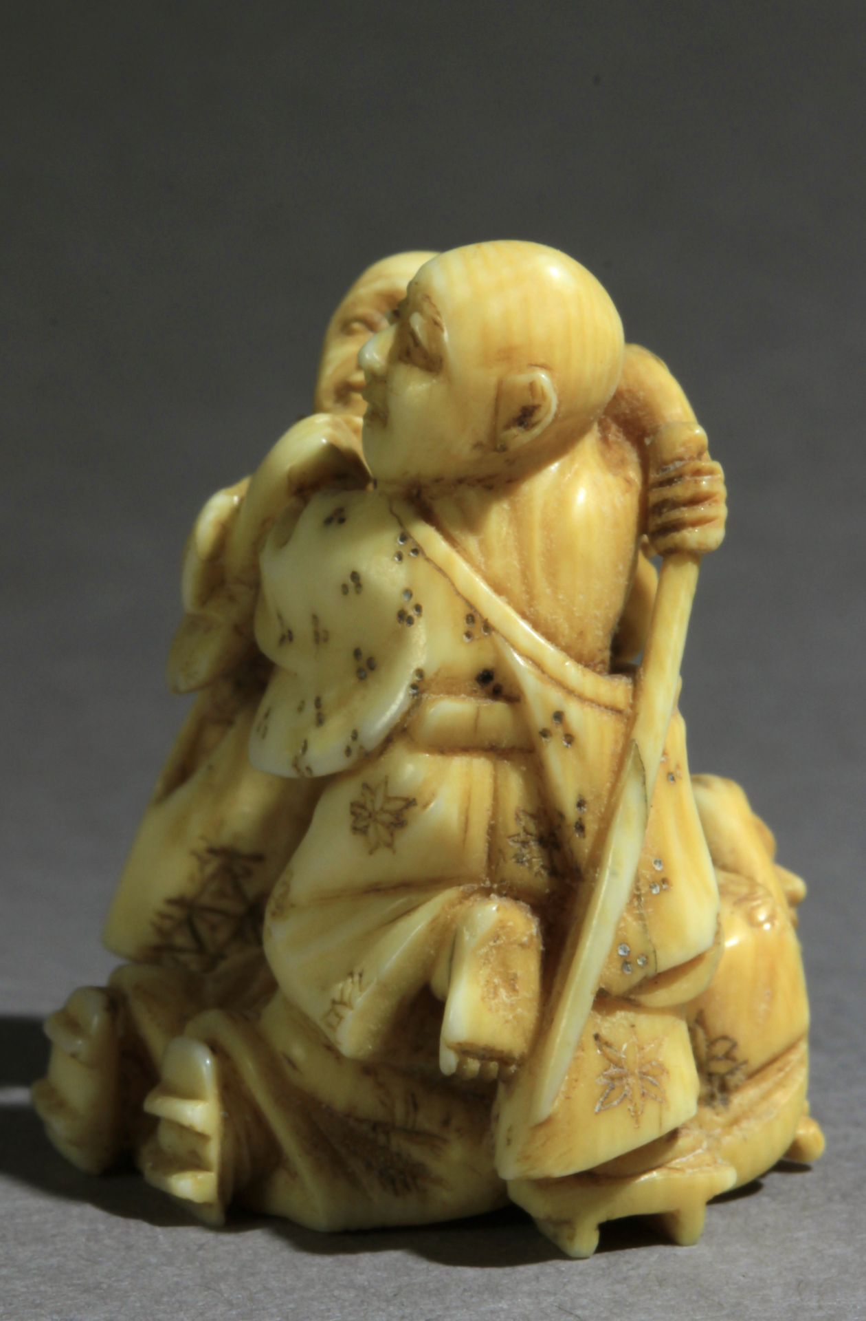 A Japanese netsuke circa 1860-1880 from Meiji period - Image 3 of 7