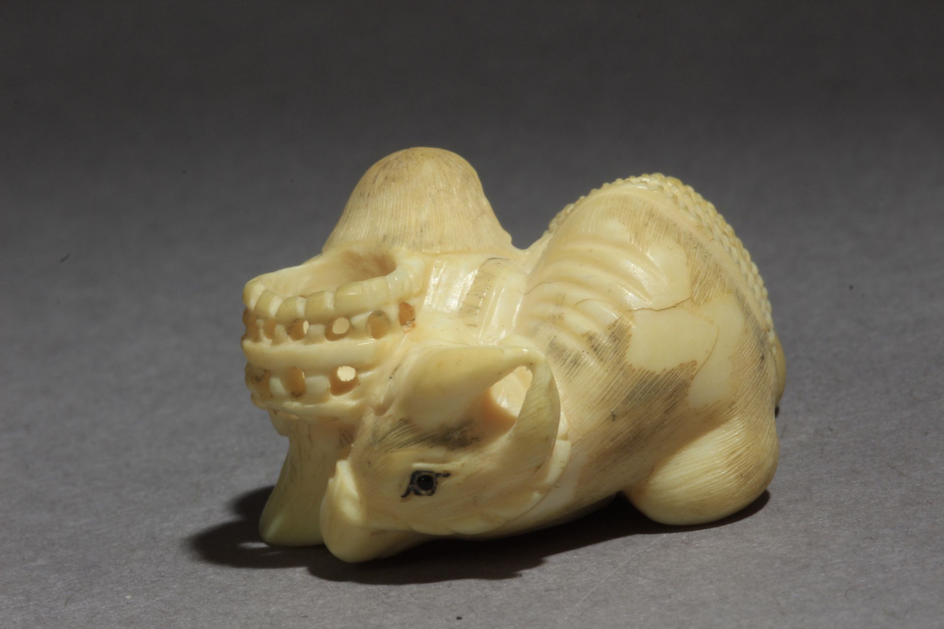 A 19th century Japanese netsuke from Meiji period - Image 2 of 6