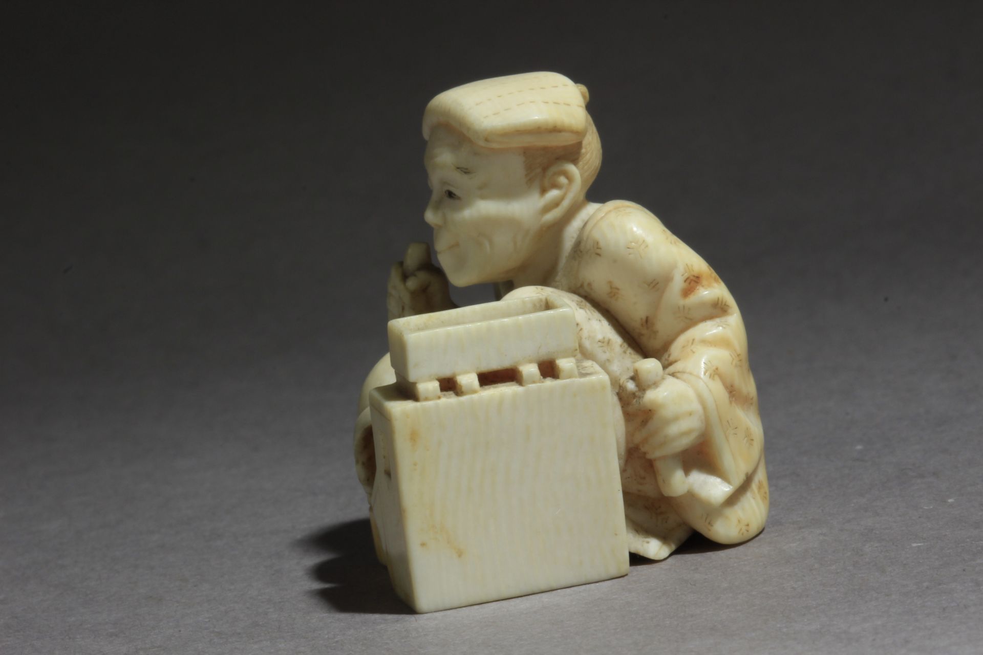 A mid 19th century Japanese netsuke - Image 3 of 9