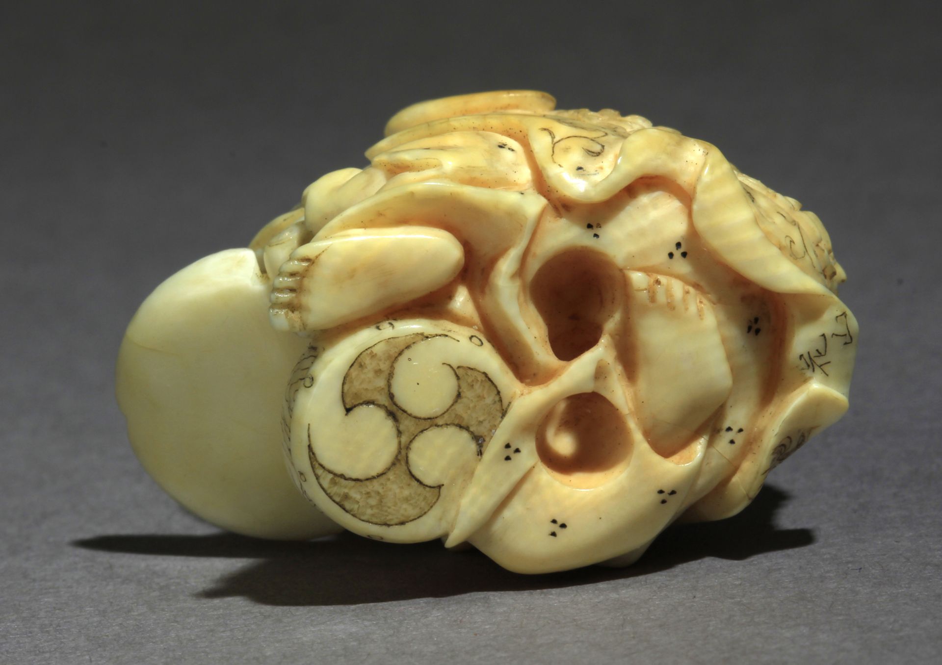 A late 19th century Japanese netsuke from Meiji period - Image 7 of 8