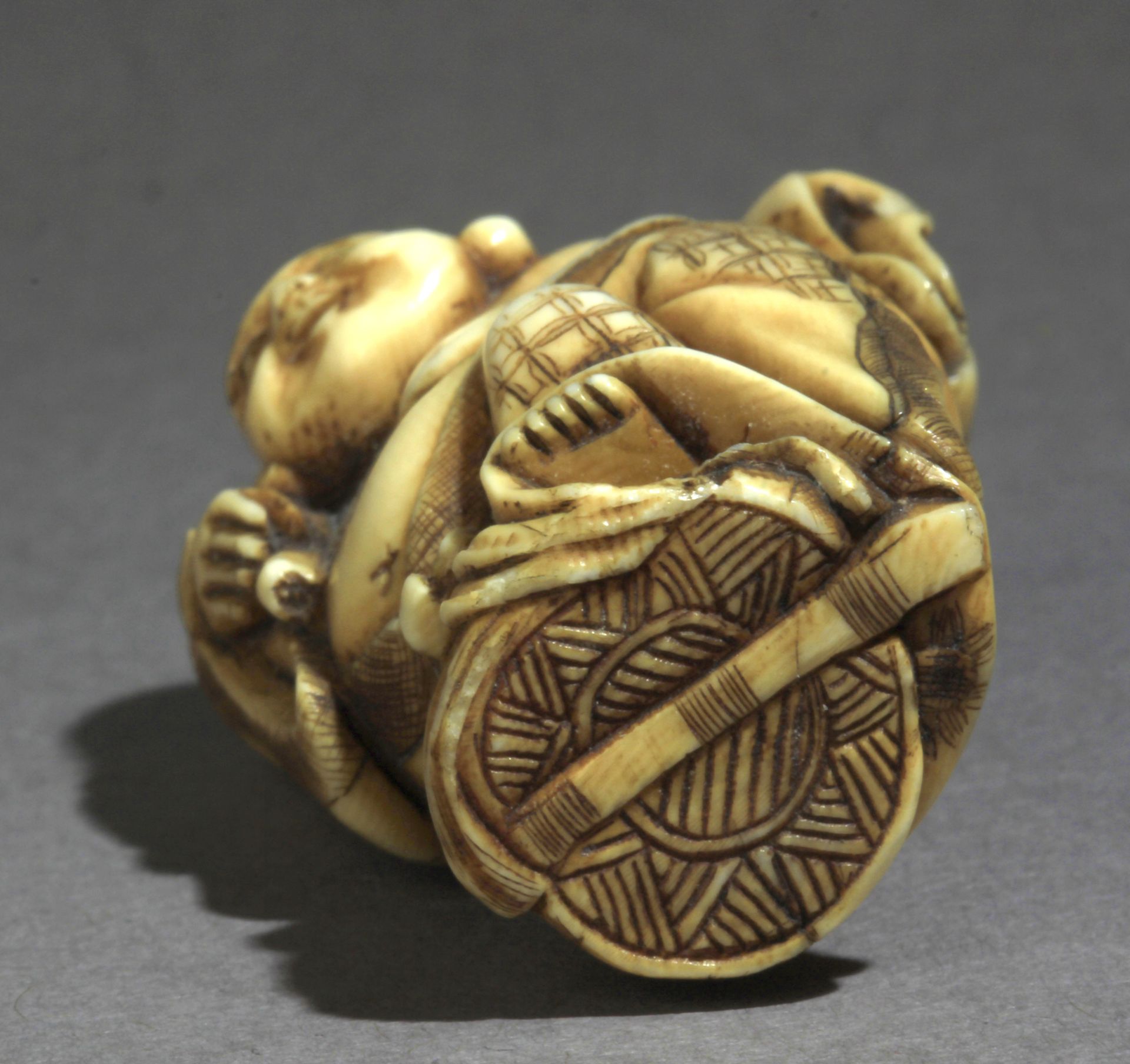 A 19th century Japanese netsuke from Meiji period - Image 7 of 7