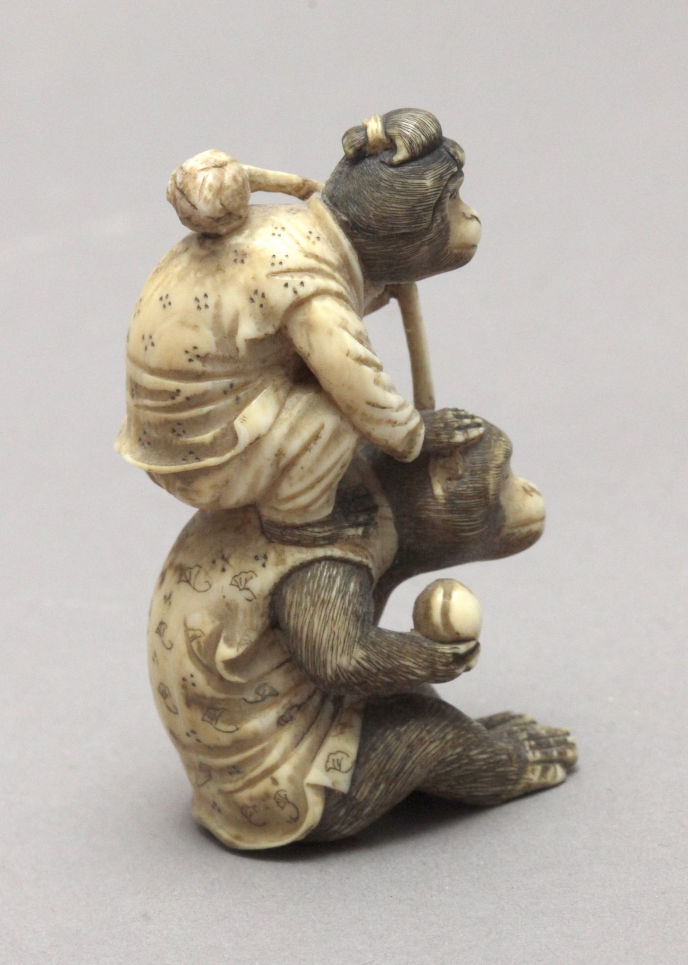 A mid 19th century Japanese netsuke - Image 5 of 11