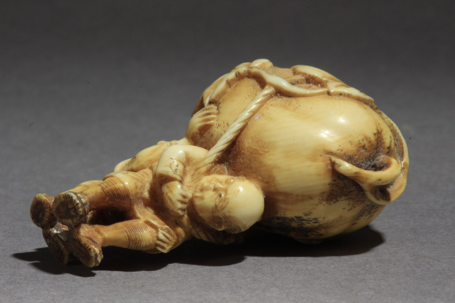 A mid 19th century Japanese netsuke from Edo period - Image 7 of 7