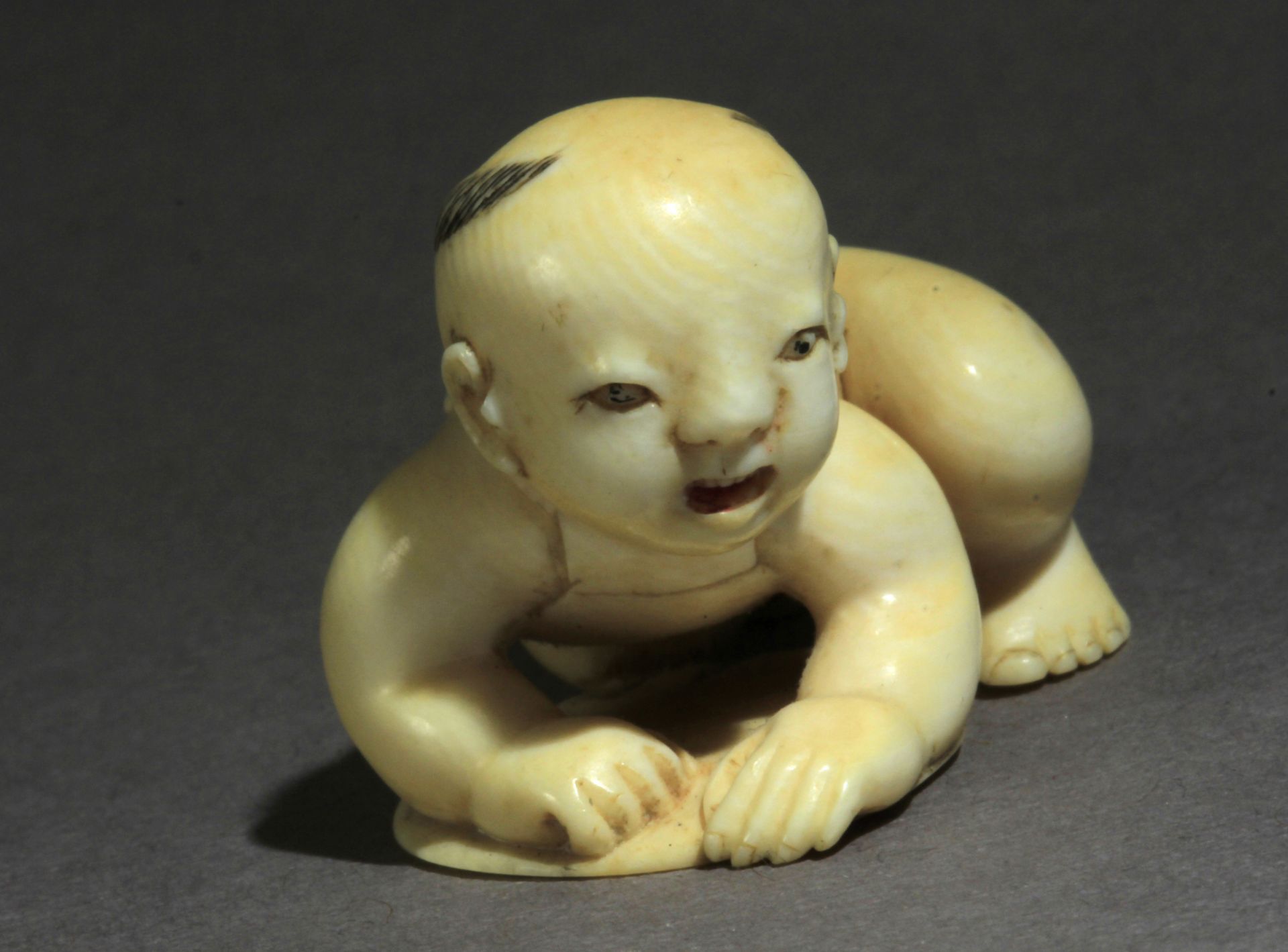 A late 19th century Japanese netsuke from Meiji period - Image 2 of 6