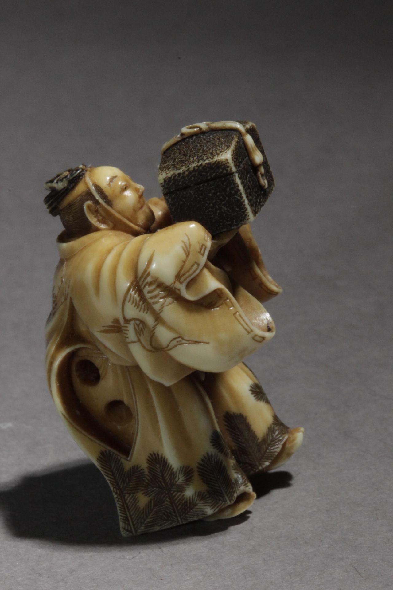 A 19th century Japanese netsuke from Meiji period - Image 14 of 15