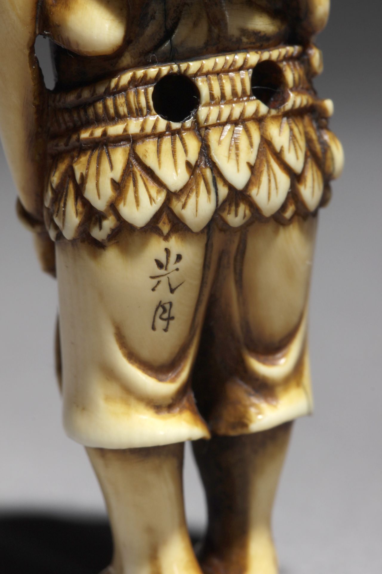 A mid 19th century Japanese netsuke from Meiji period - Image 5 of 6