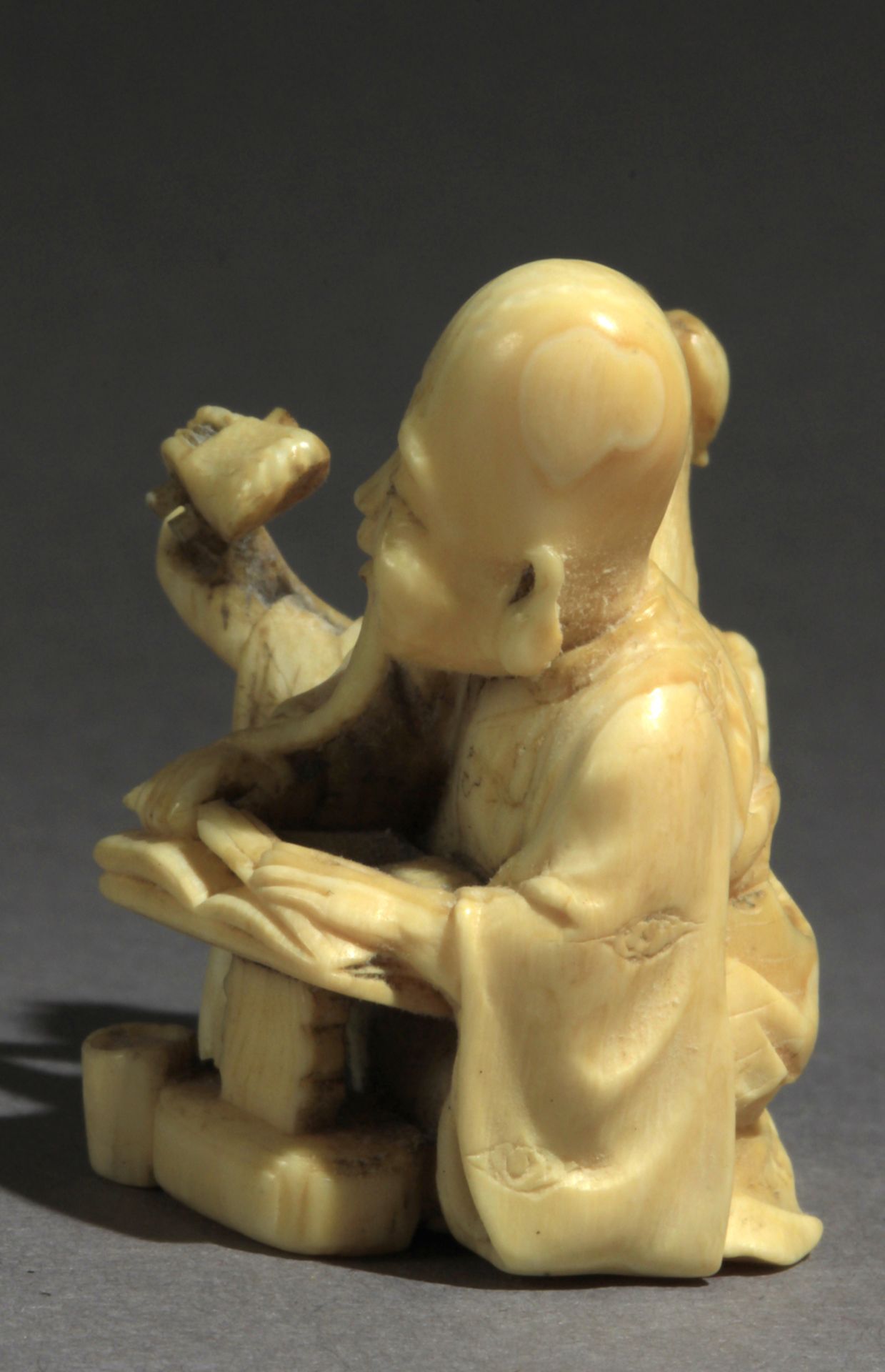 A mid 19th century Japanese netsuke from Edo-Meiji period - Image 4 of 8