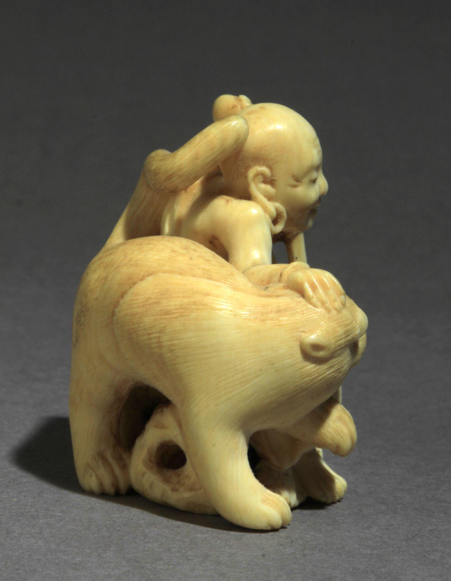 A mid 19th century Japanese netsuke from Meiji period - Image 5 of 8