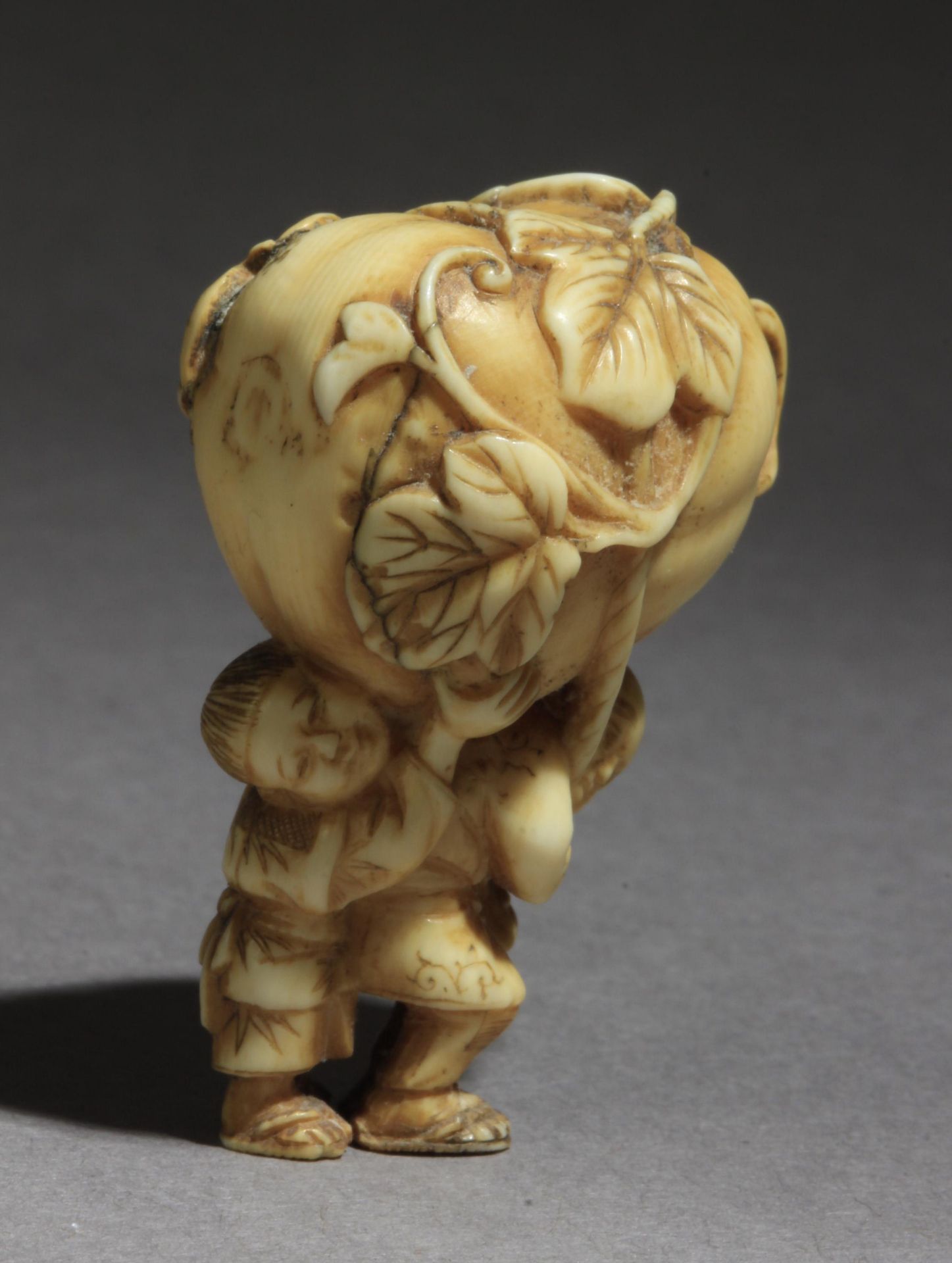 A mid 19th century Japanese netsuke from Edo period - Image 2 of 7