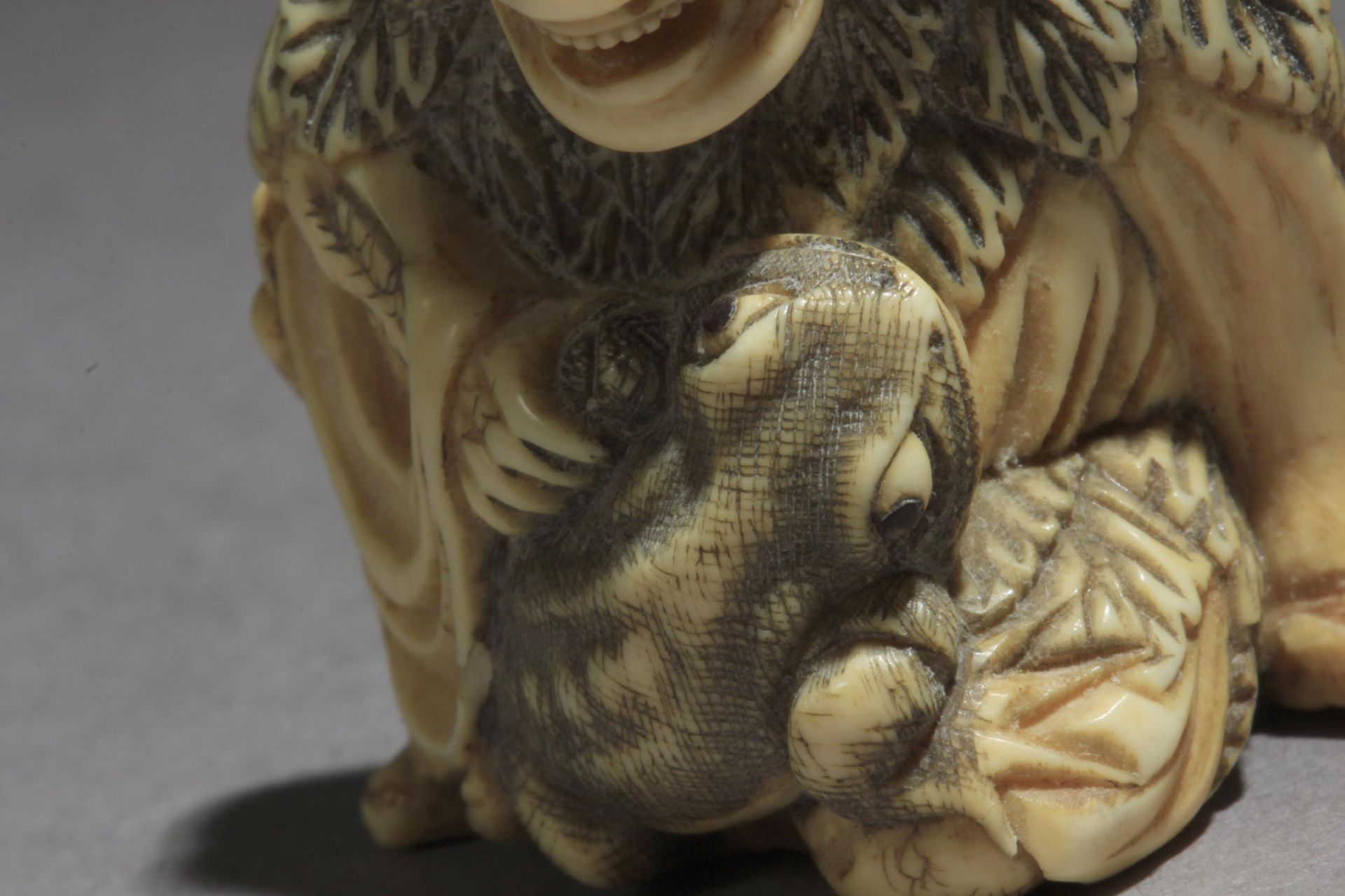 A Japanese netsuke from Edo period circa 1800-1825 - Image 7 of 8