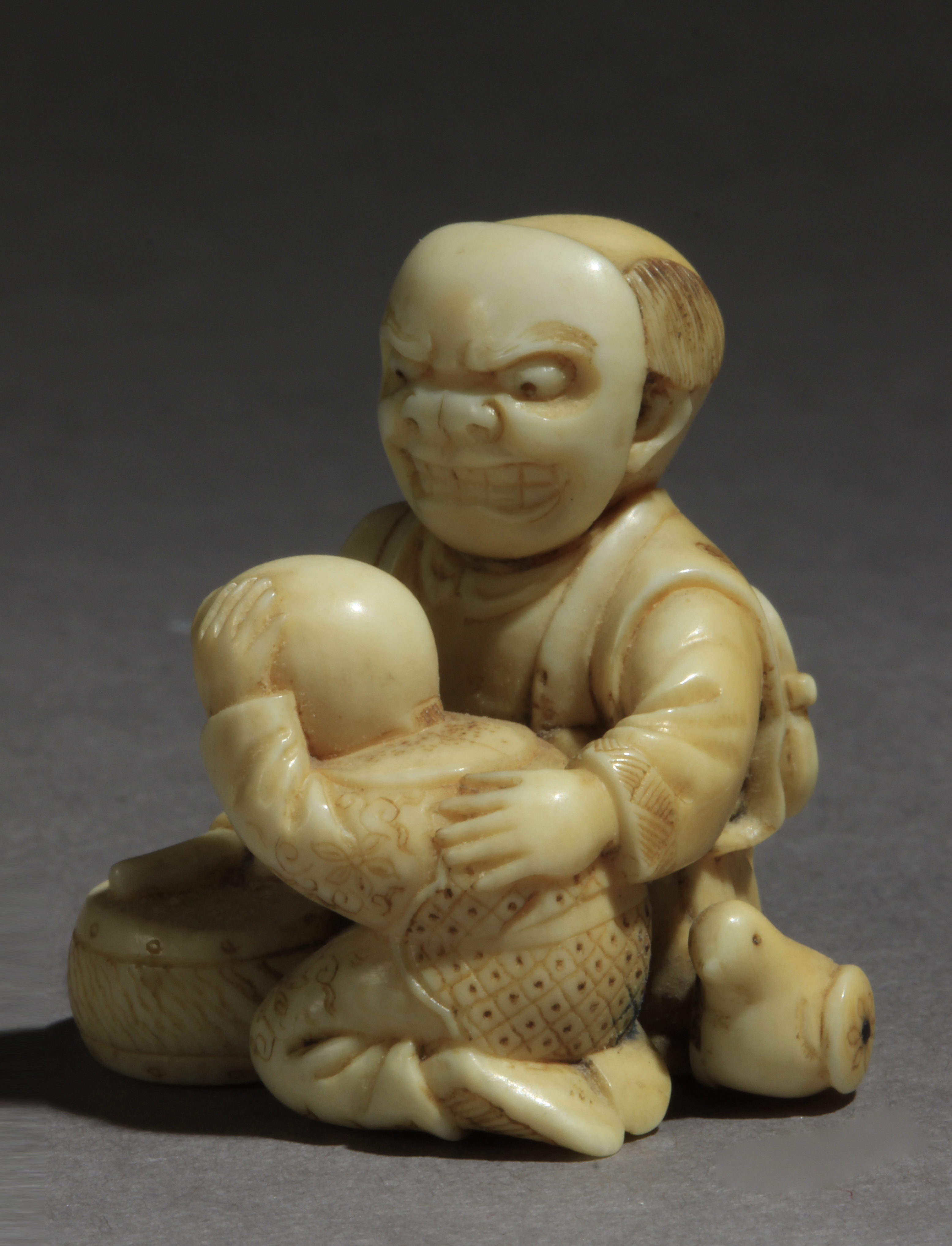 A mid 19th century Japanese netsuke from Edo-Meiji period - Image 6 of 9