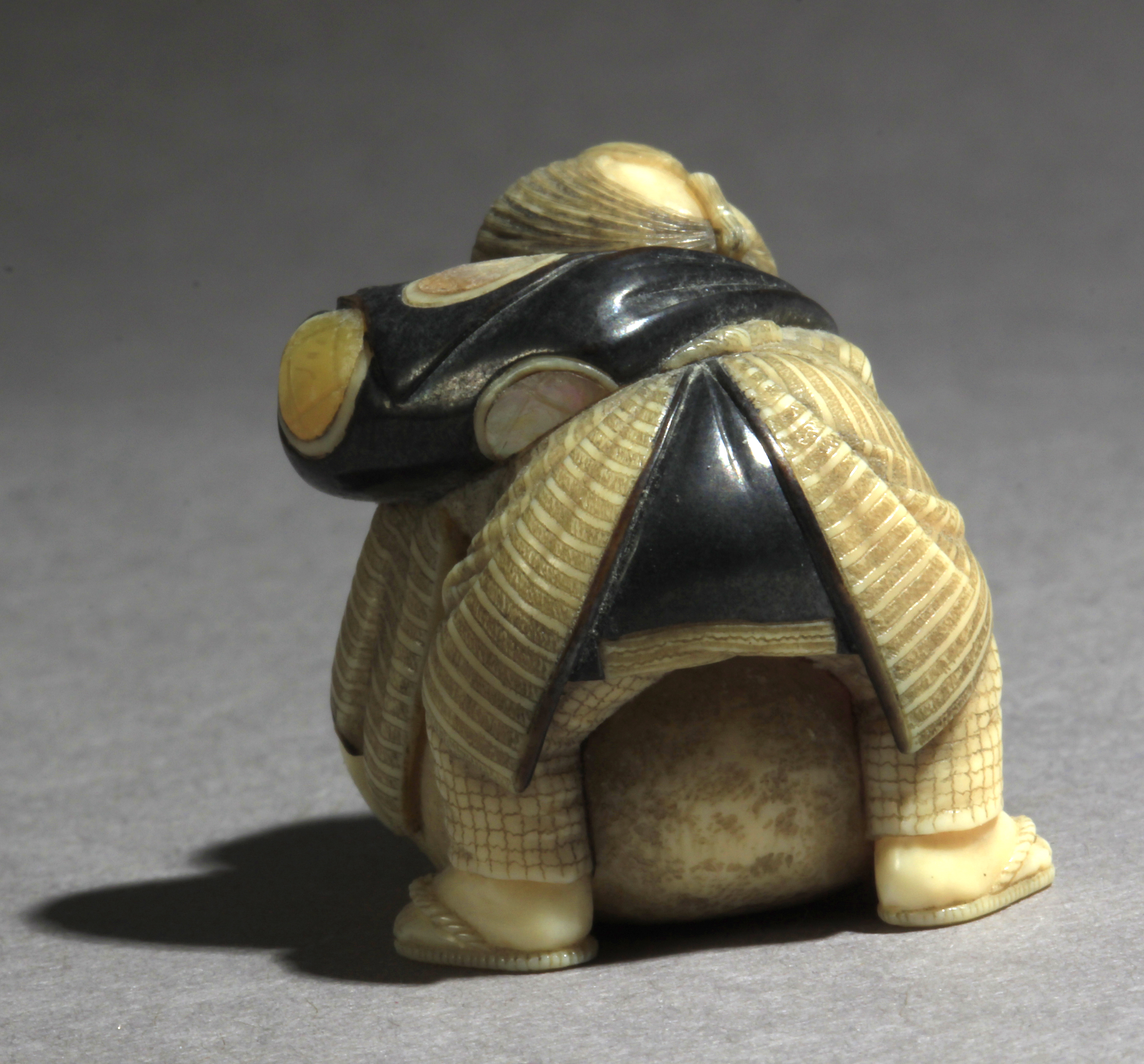 A Japanese netsuke circa 1900 from Meiji period - Image 4 of 7