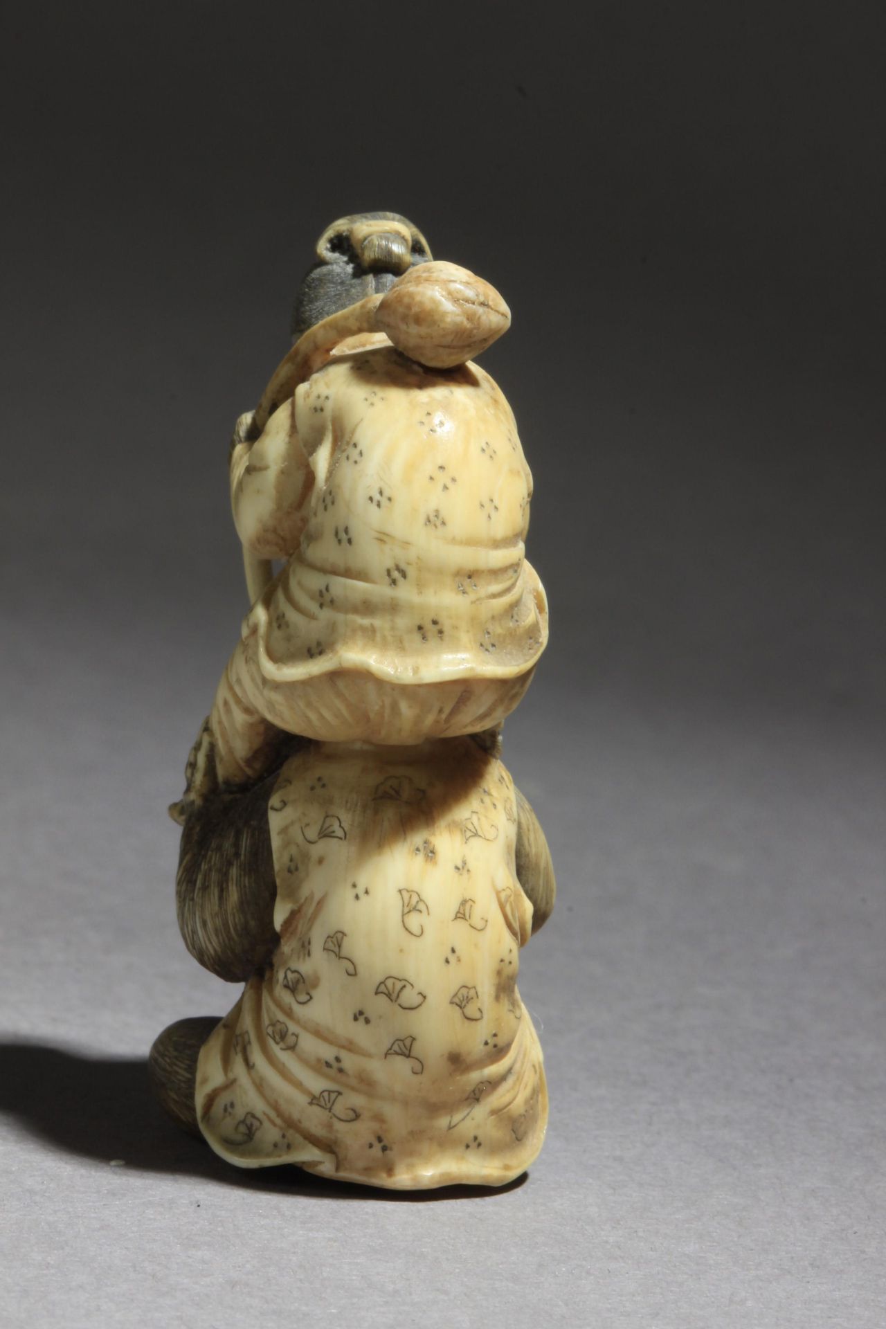 A mid 19th century Japanese netsuke - Bild 6 aus 11