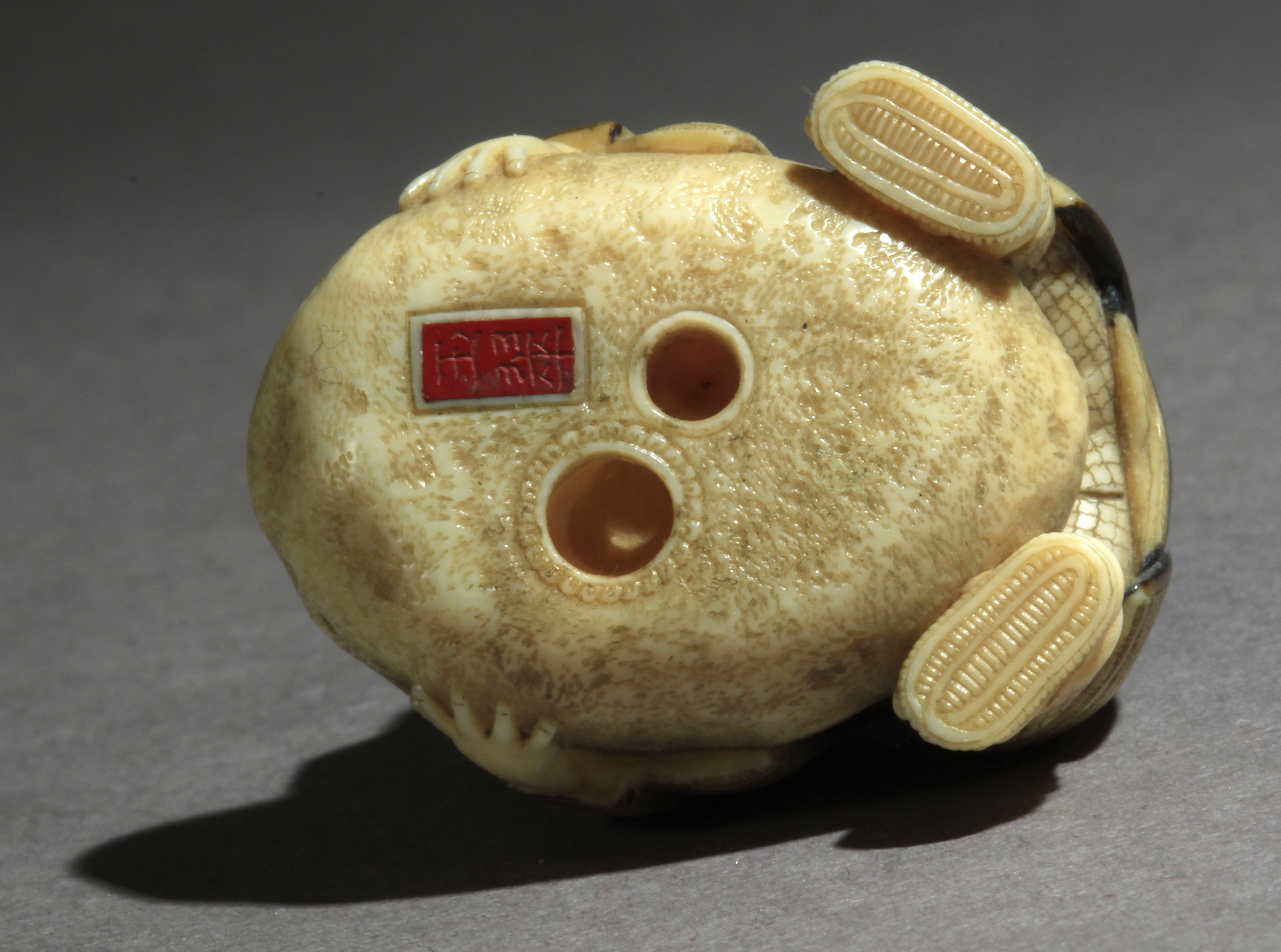 A Japanese netsuke circa 1900 from Meiji period - Image 6 of 7