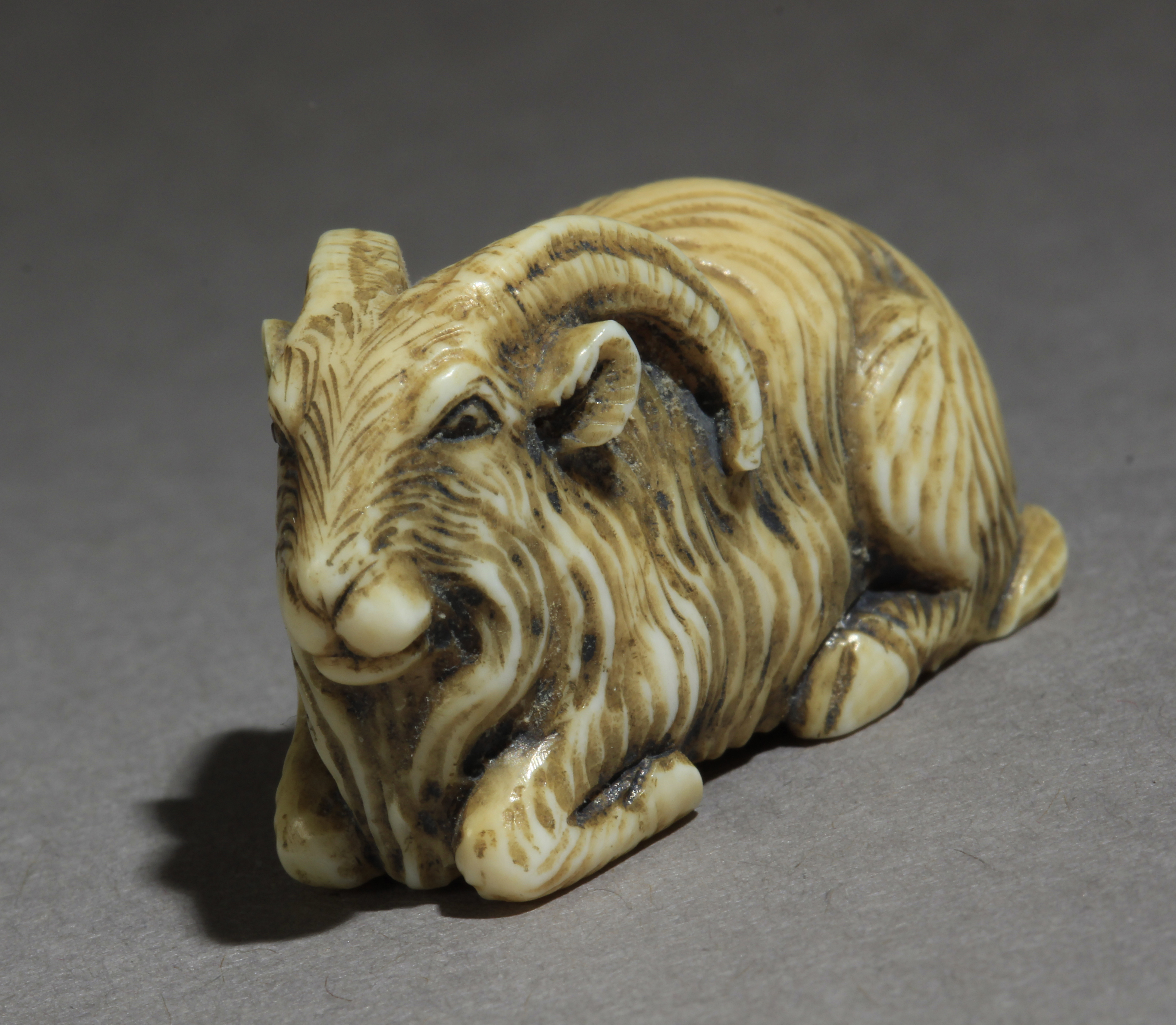 A 19th century Japanese netsuke from Meiji period - Image 2 of 7