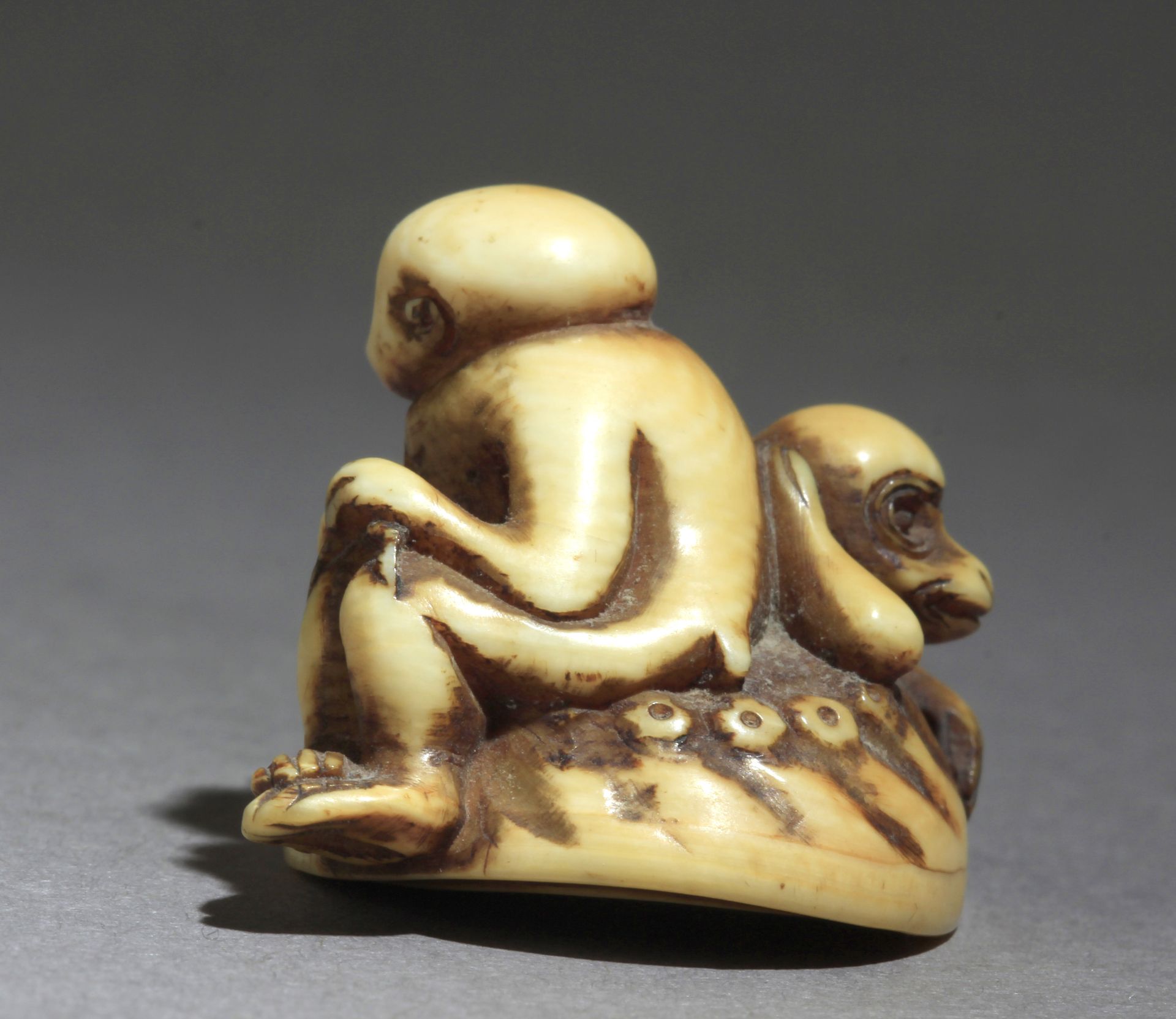 A 19th century Japanese netsuke from Meiji period - Image 3 of 7