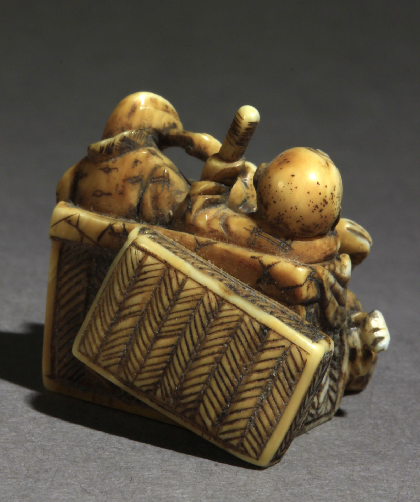 An early 19th century Japanese netsuke from Edo period - Image 3 of 8