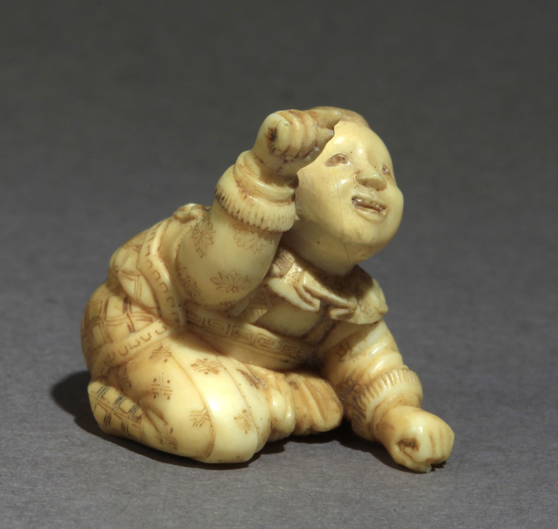 A late 19th century Japanese netsuke from Meiji period - Image 6 of 8