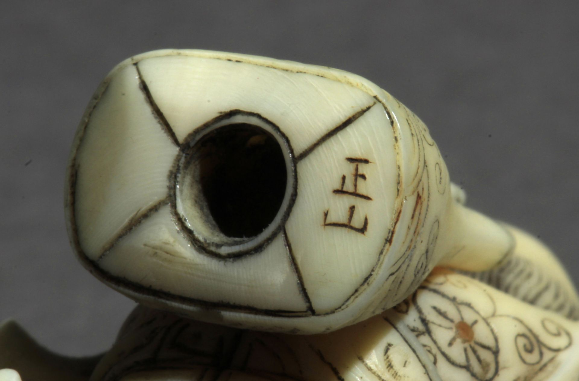 An early 19th century Japanese netsuke from Edo period - Bild 8 aus 9