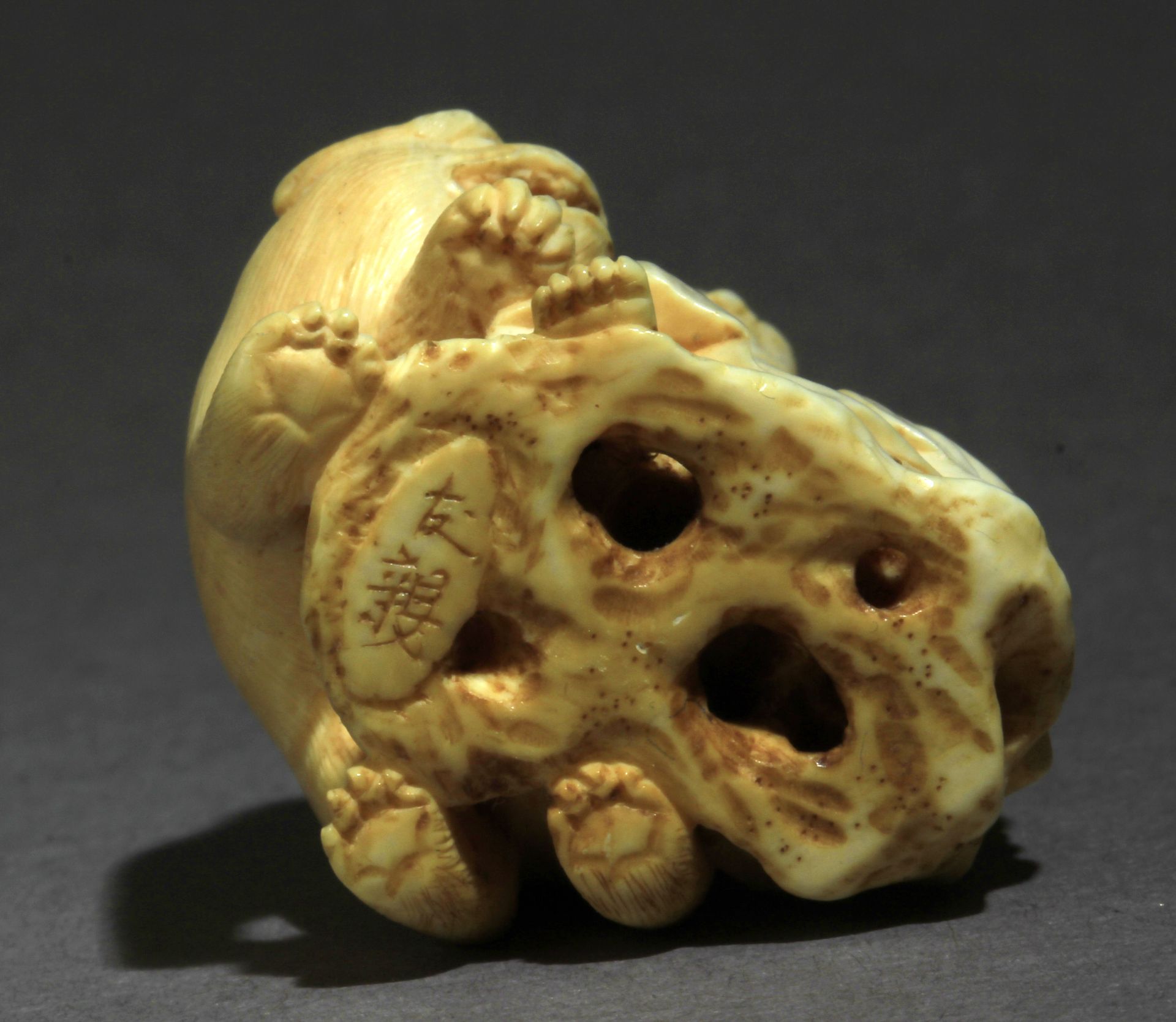 A mid 19th century Japanese netsuke from Meiji period - Image 7 of 8