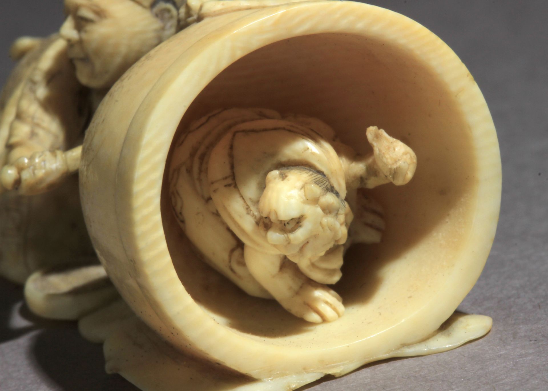 A mid 19th century netsuke-okimono from Edo-Meiji period - Bild 6 aus 7