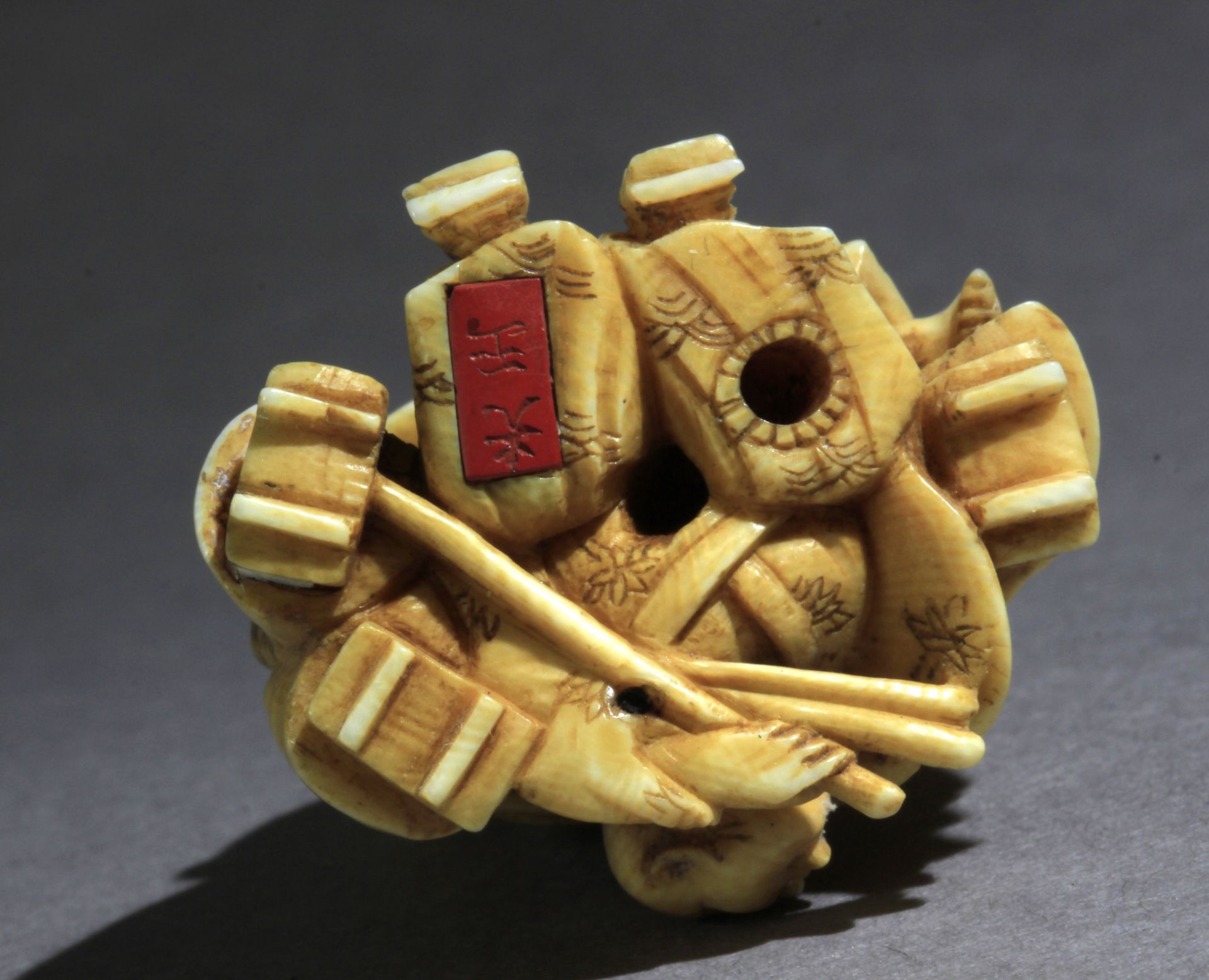 A Japanese netsuke circa 1860-1880 from Meiji period - Image 6 of 7