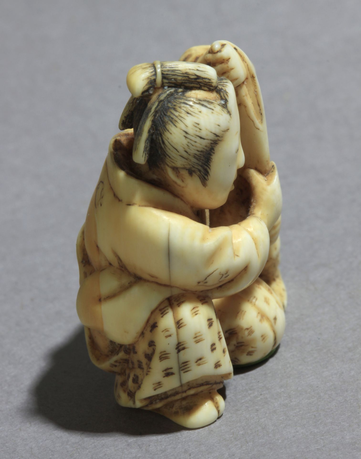 A mid 19th century Japanese netsuke from Edo period - Image 5 of 8