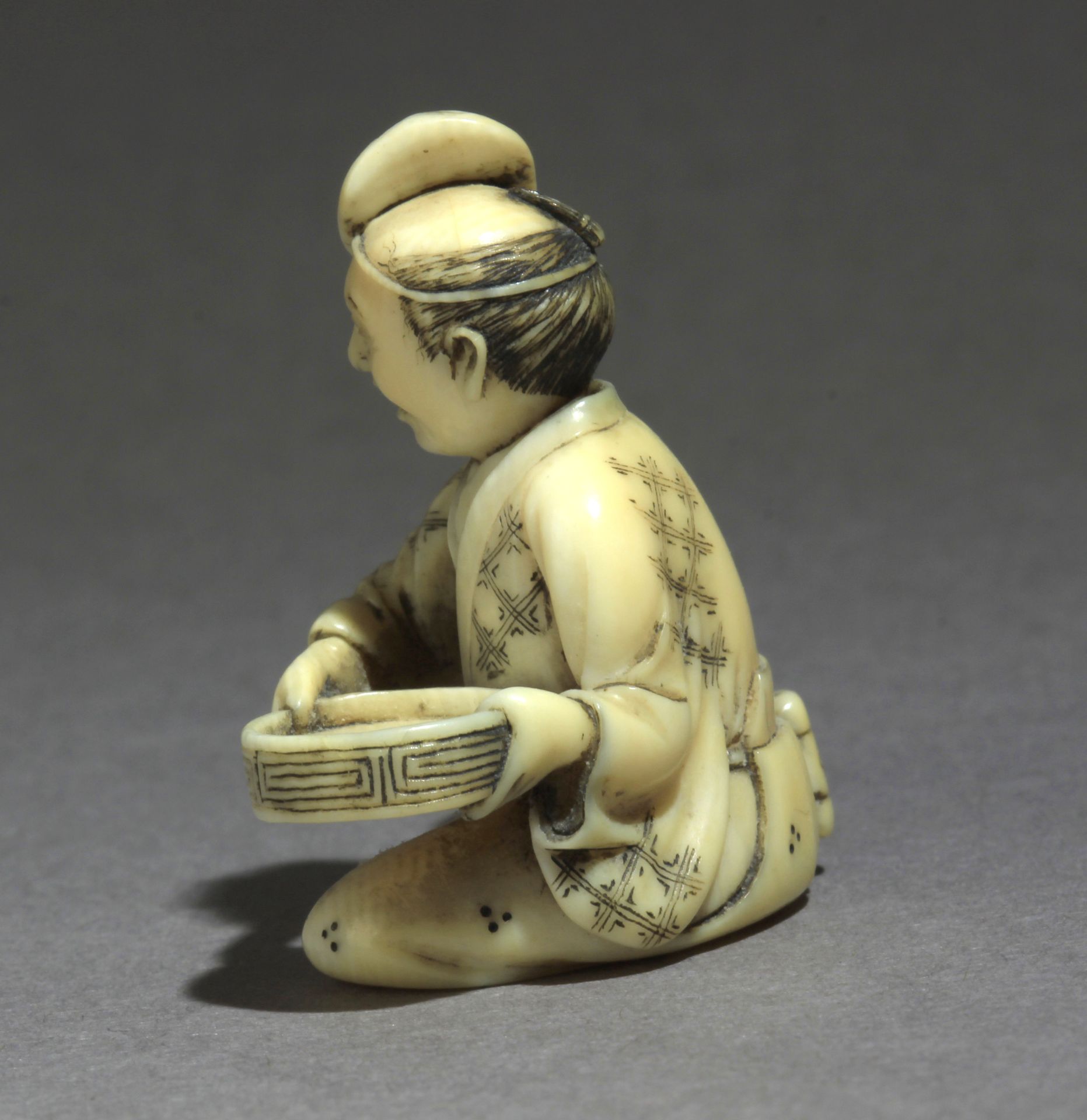 A mid 19th century Japanese netsuke from Meiji period. - Image 3 of 7
