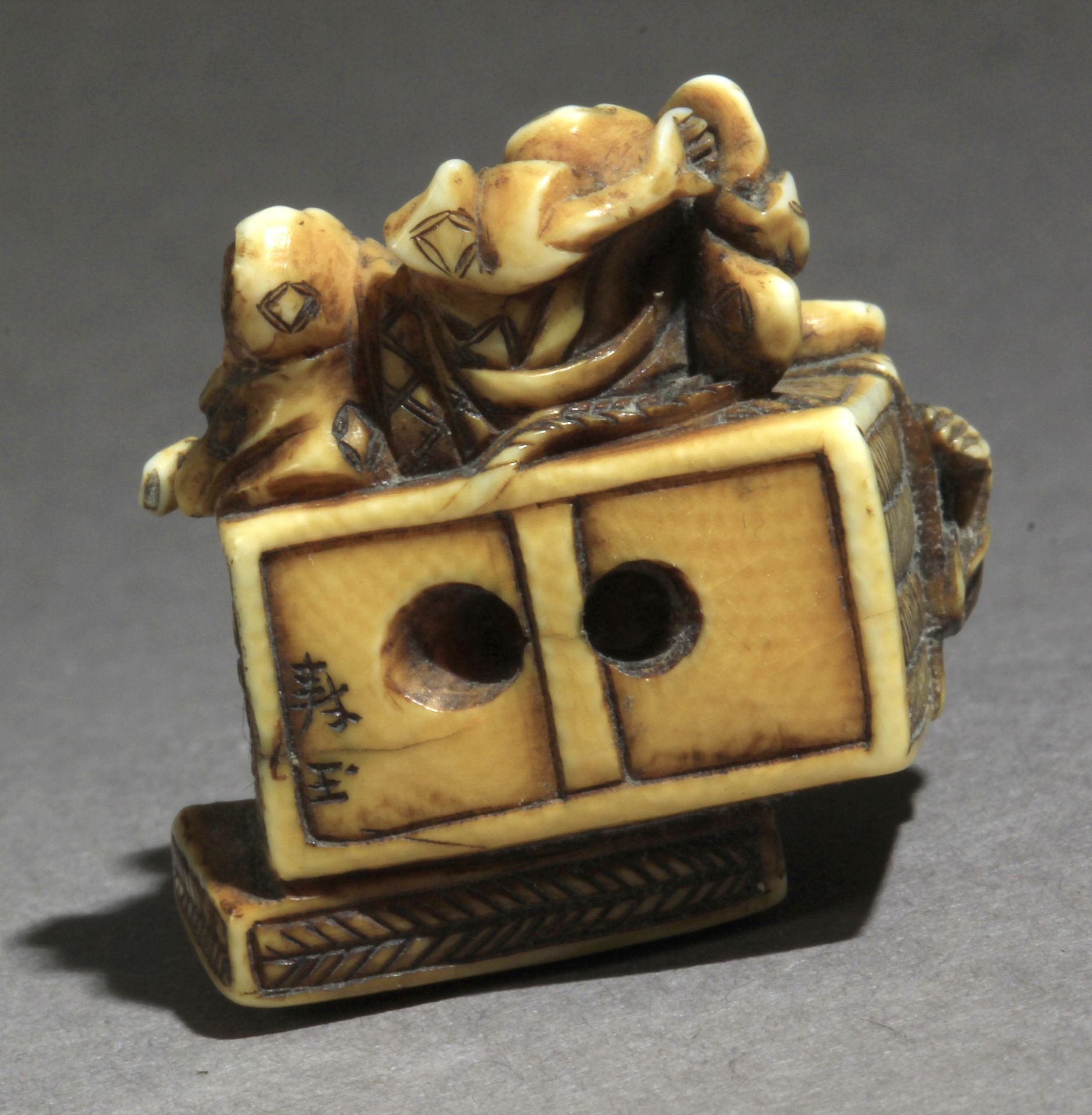 An early 19th century Japanese netsuke from Edo period - Image 7 of 8