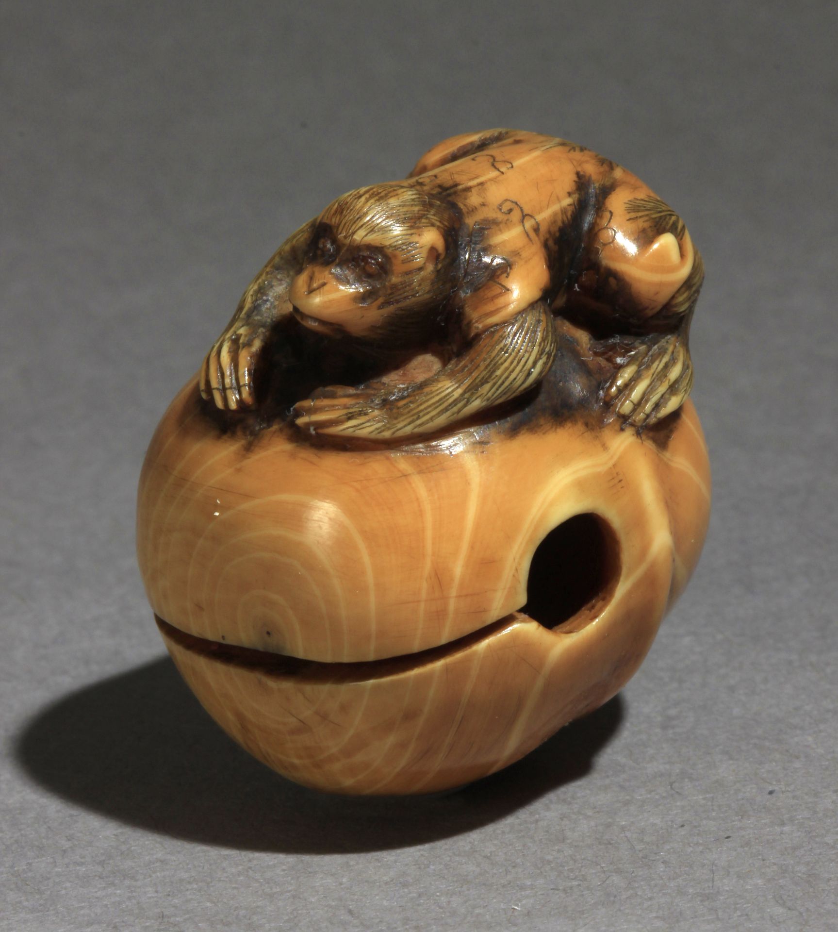 A mid 19th century Japanese netsuke from Edo period - Image 2 of 7