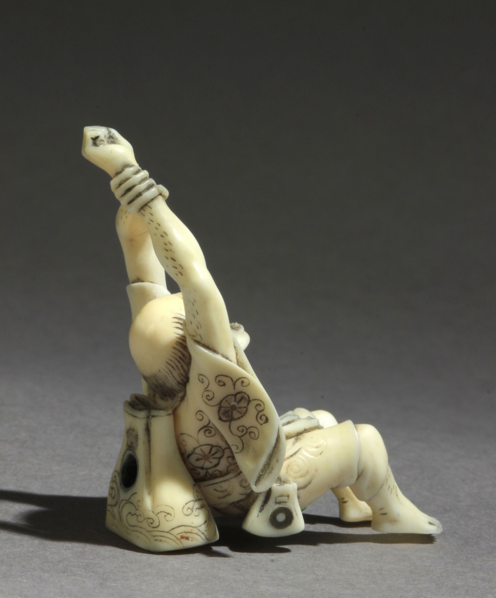 An early 19th century Japanese netsuke from Edo period - Image 4 of 9