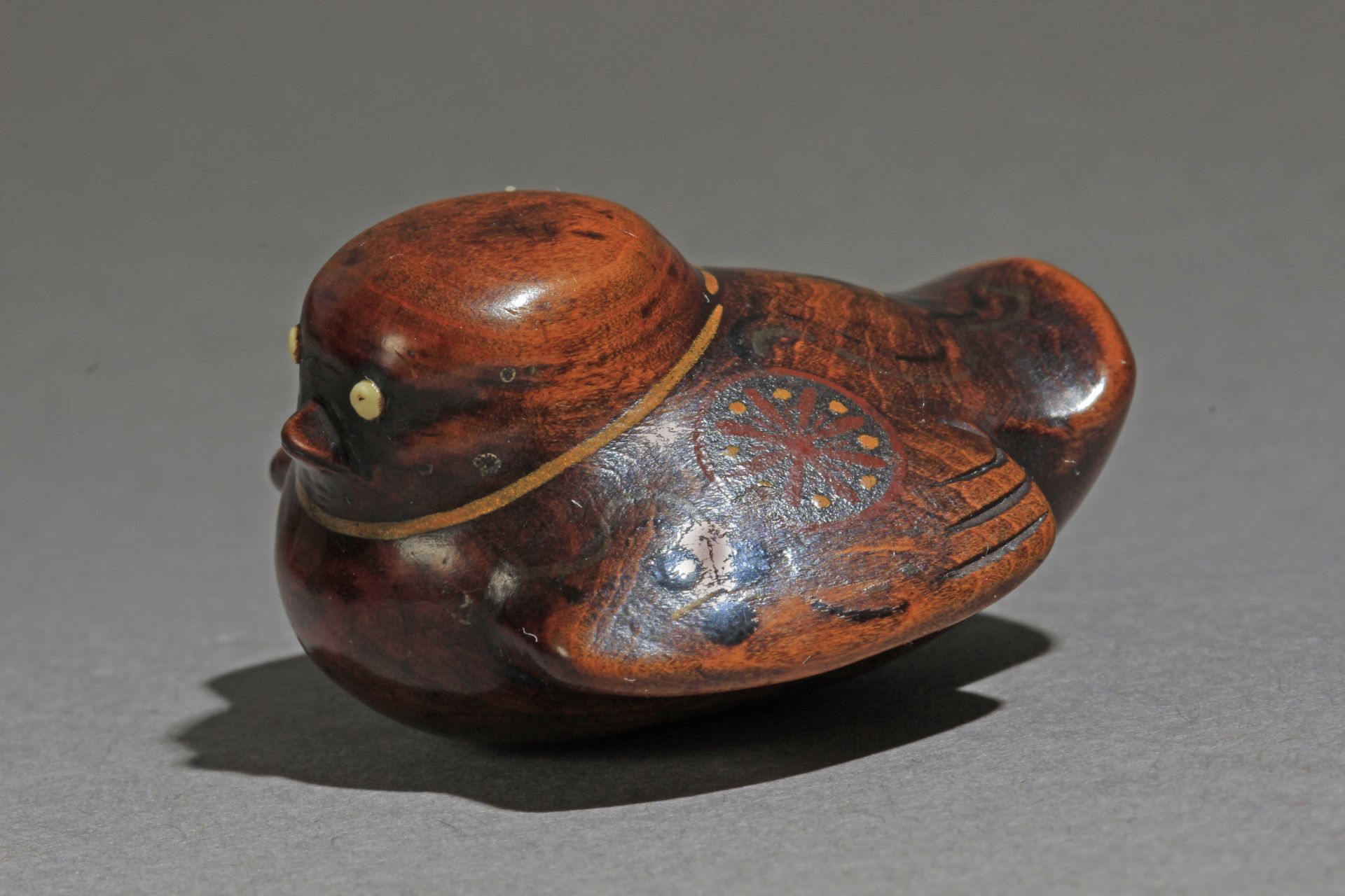 An early 19th century Japanese netsuke from Meiji period - Image 3 of 8