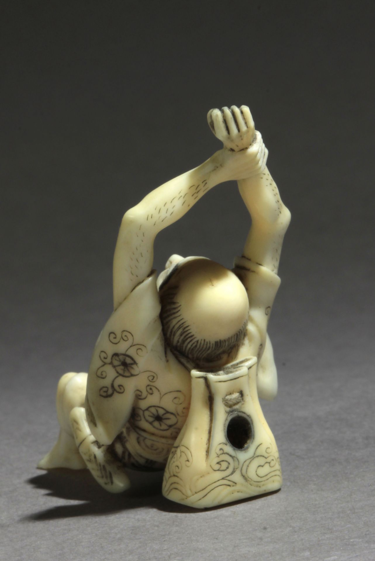 An early 19th century Japanese netsuke from Edo period - Image 5 of 9