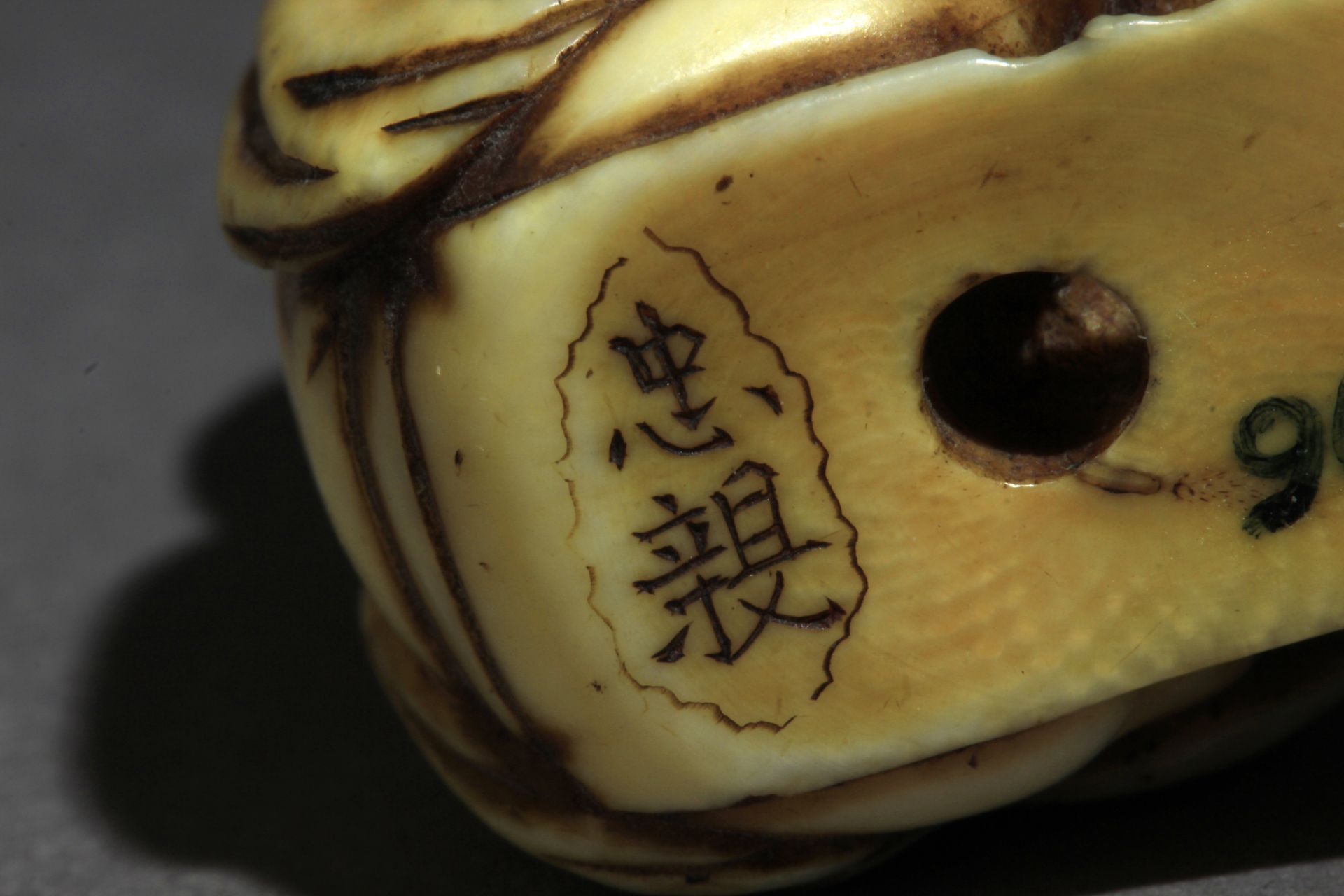 A mid 19th century Japanese netsuke from Edo period - Bild 10 aus 10