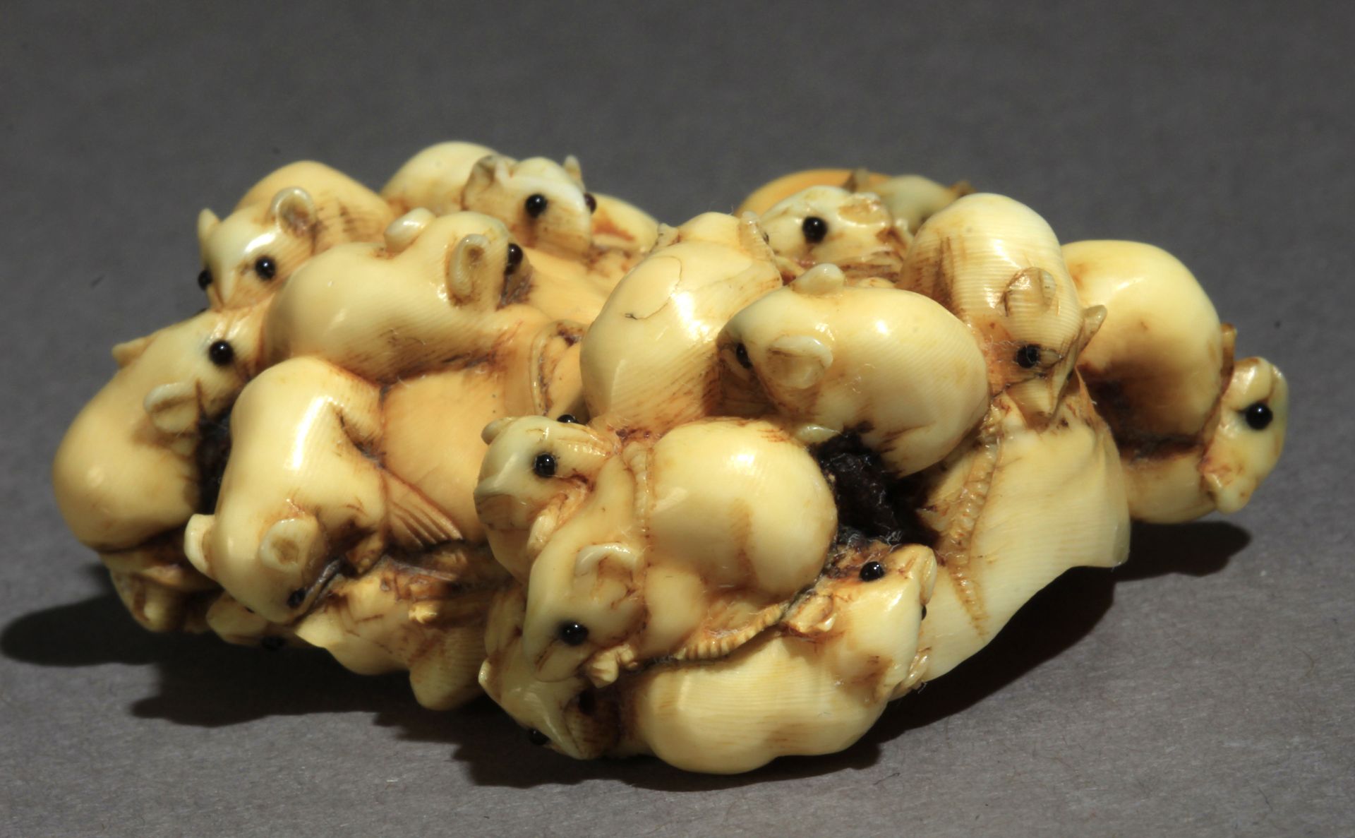 A mid 19th century Japanese netsuke from Meiji period - Image 3 of 5