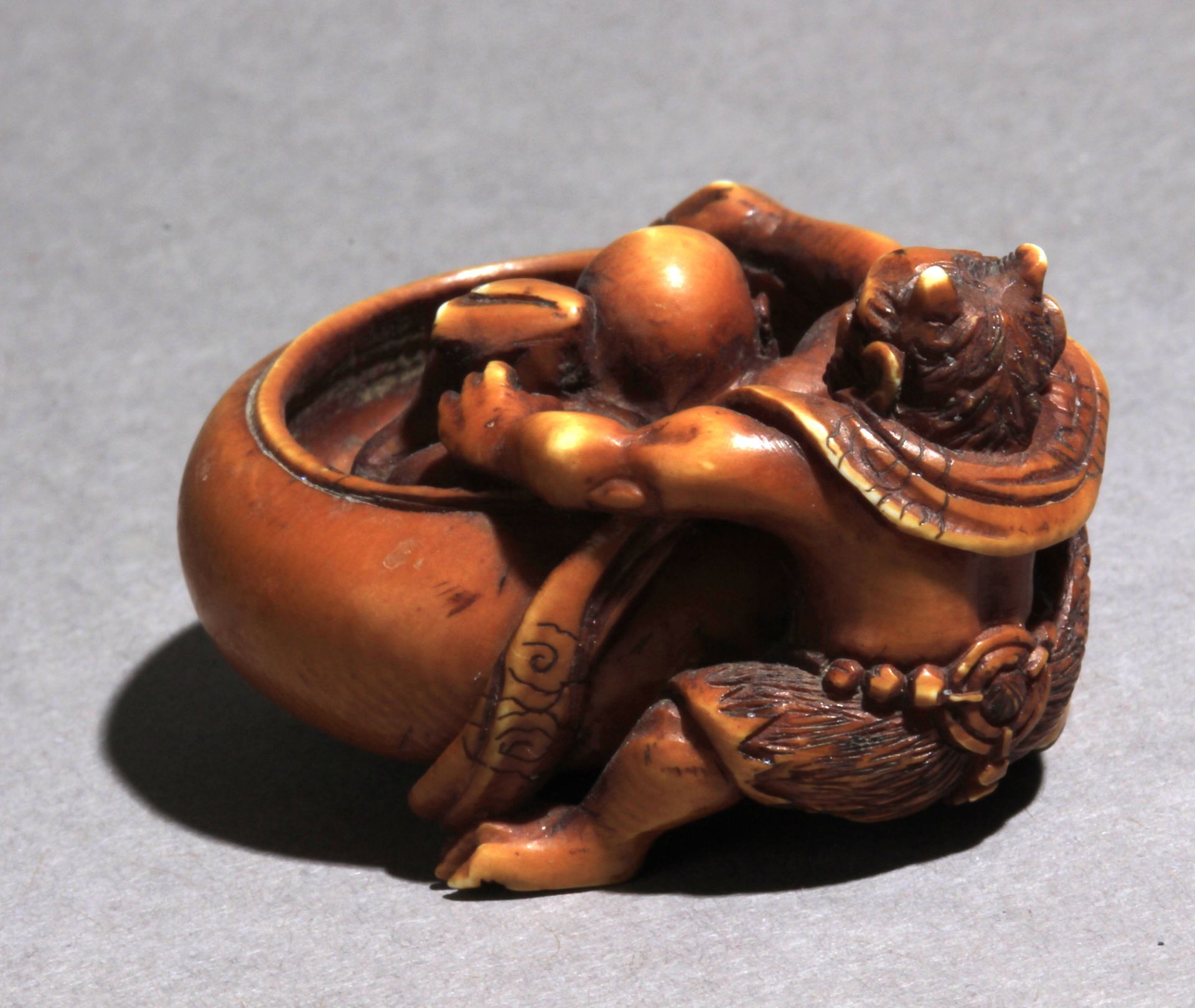 A 19th century Japanese netsuke from Meiji period - Image 4 of 9